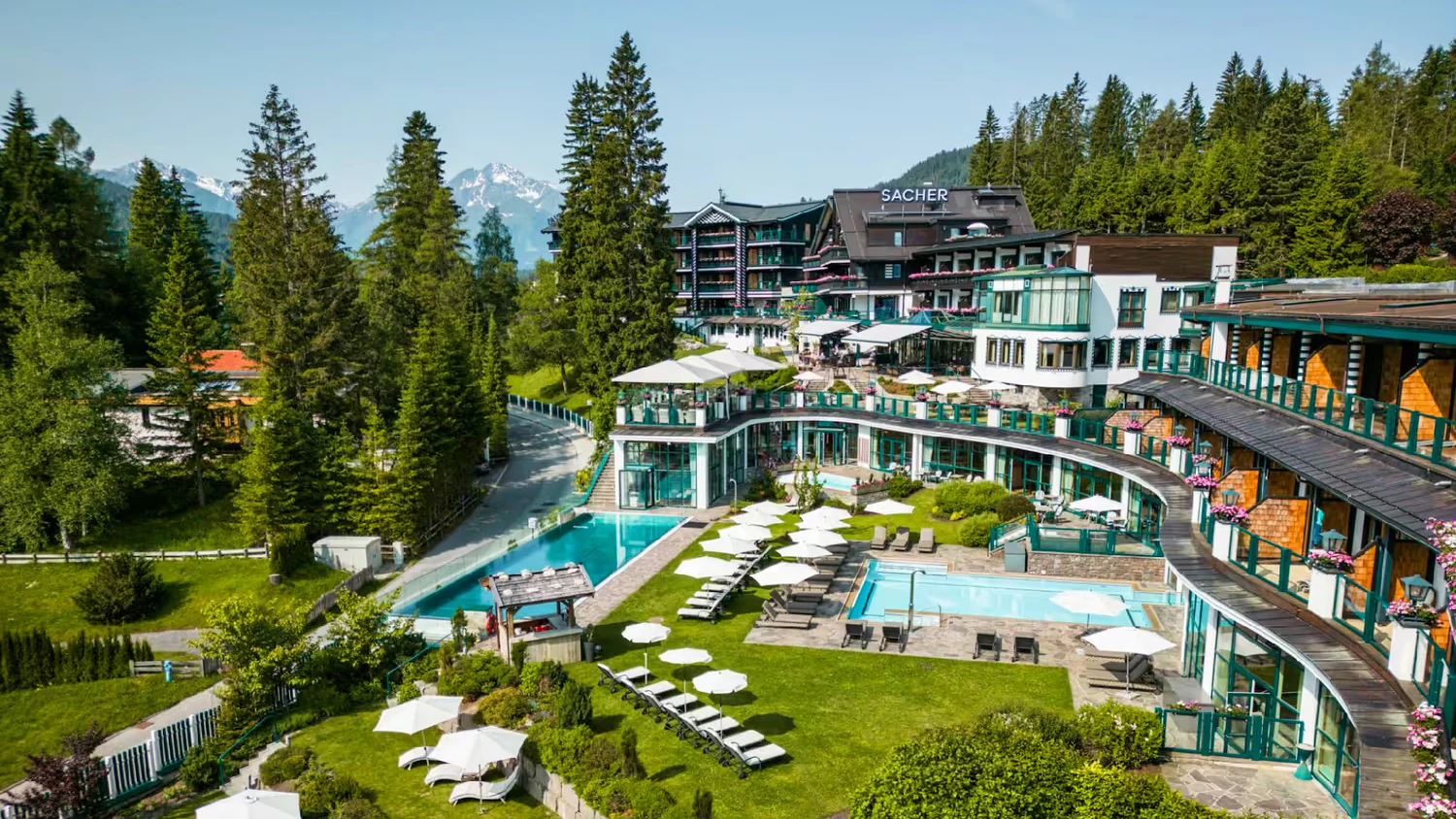 2015 hat sie die Sacher-Unternehmensleitung abgegeben und baut seither das ursprüngliche Hotel Astoria in Seefeld, das sie von ihrem Vater geerbt hat, zum Alpin Resort Sacher um.