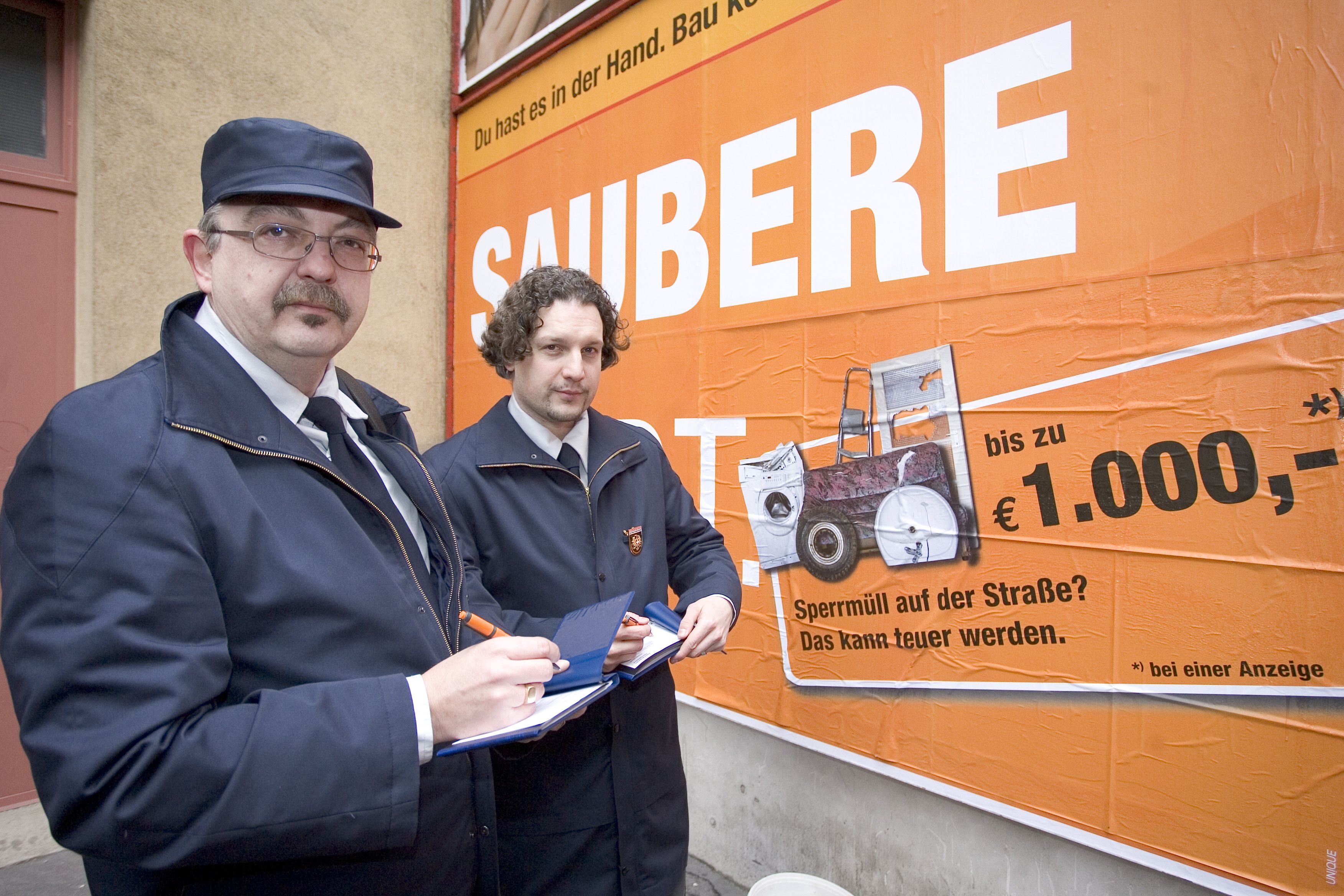 Waste Watcher unterwegs in Wien: Tschick wegwerfen kann teuer werden.