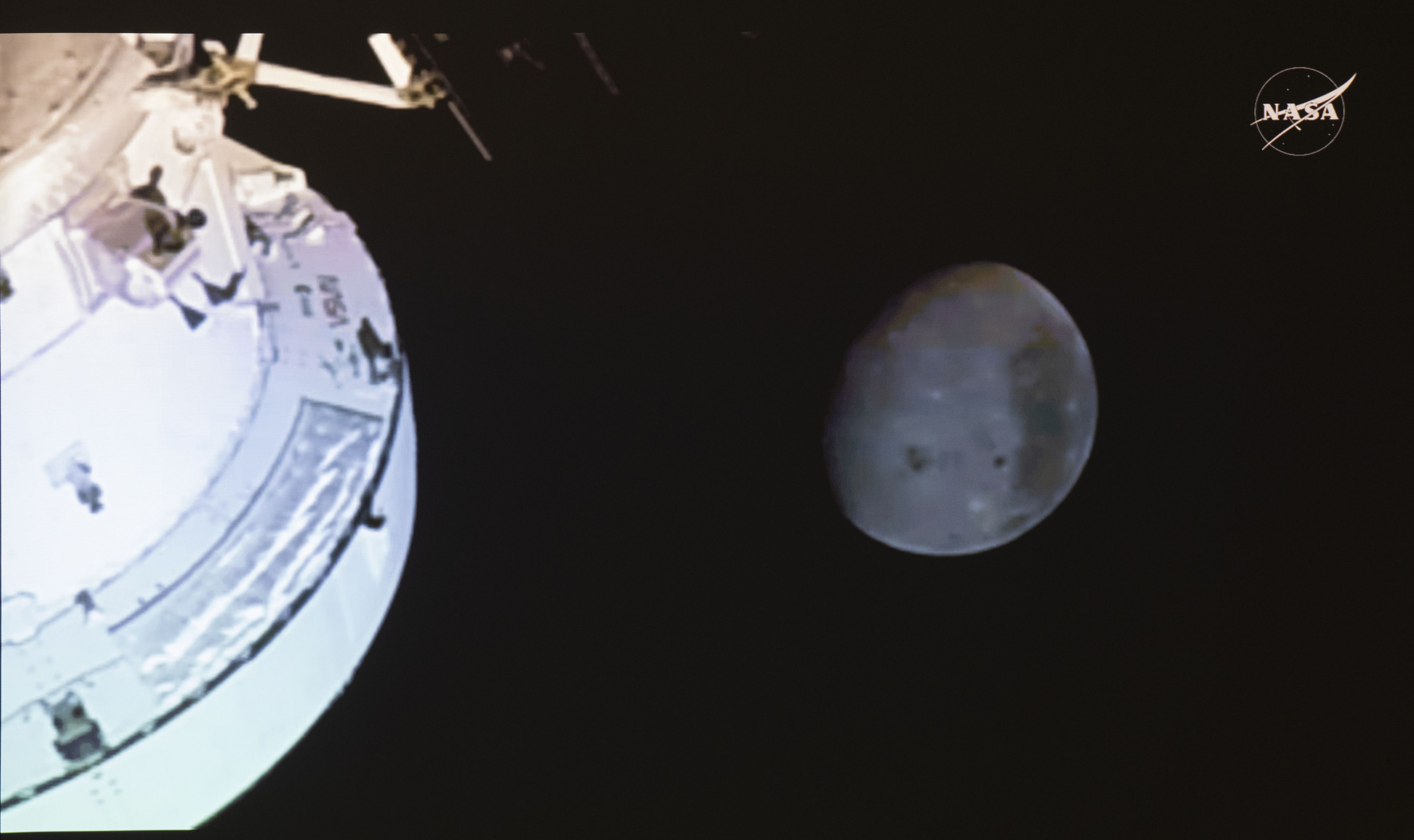 Im Rahmen der Mission umrundet die Orion-Raumkapsel den Mond in einer sogenannten Free-Return-Flugbahn.