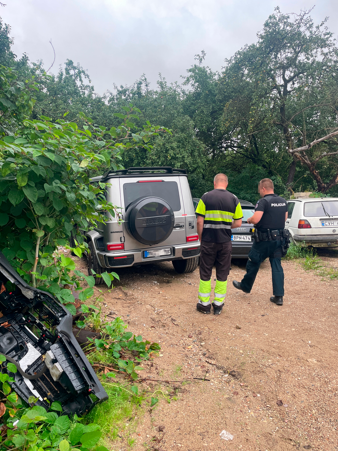 Polizisten bei dem gestohlenen Auto in Litauen.
