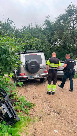 Brabus-G-Klasse Diebstahl: Luxus-SUV aus Niederösterreich in Litauen entdeckt. Polizei stellt gestohlenes Auto sicher, Täter weiter flüchtig.