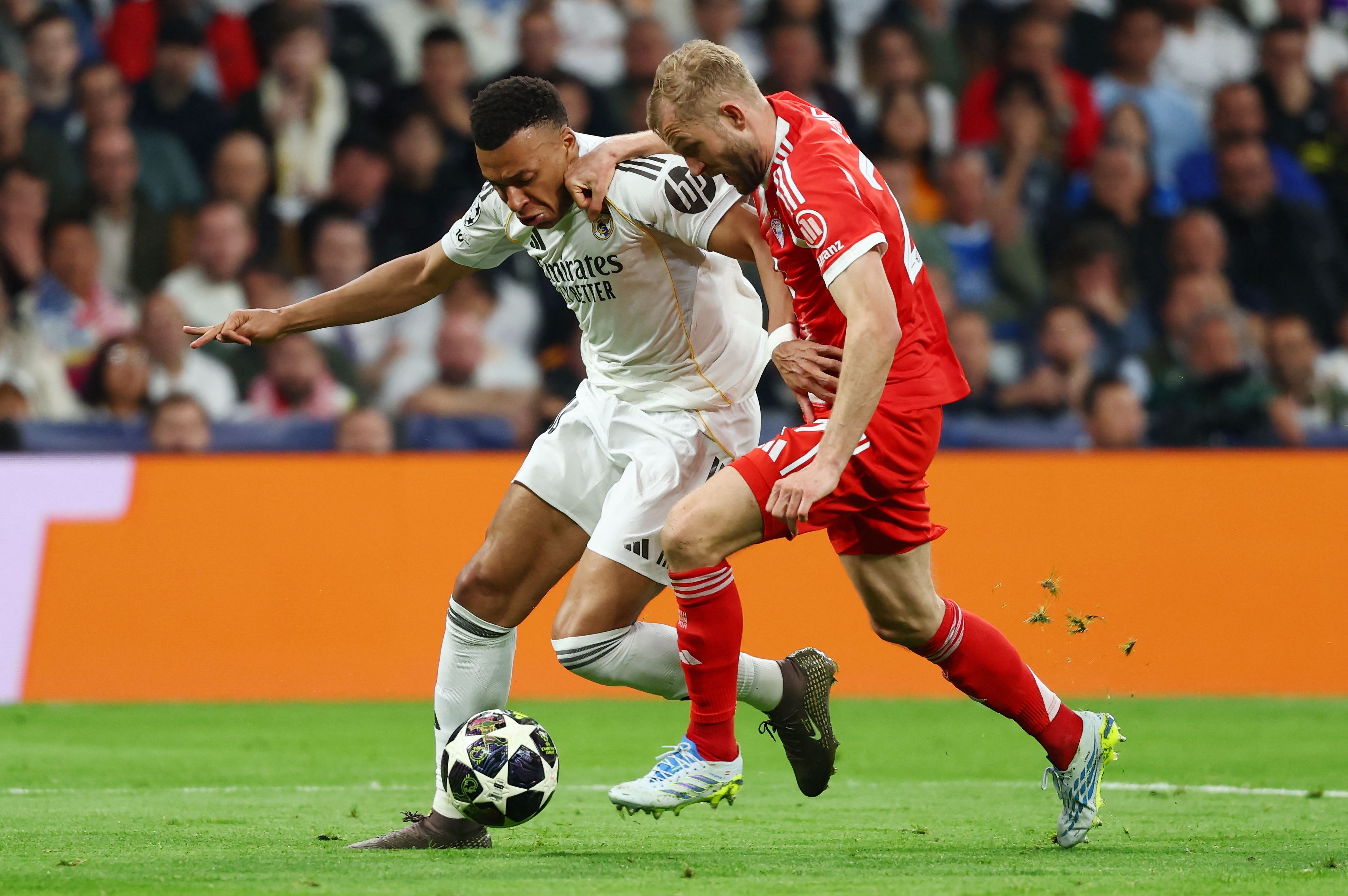 Konrad Laimer im Zweikampf mit Superstar Kylian Mbappe.
