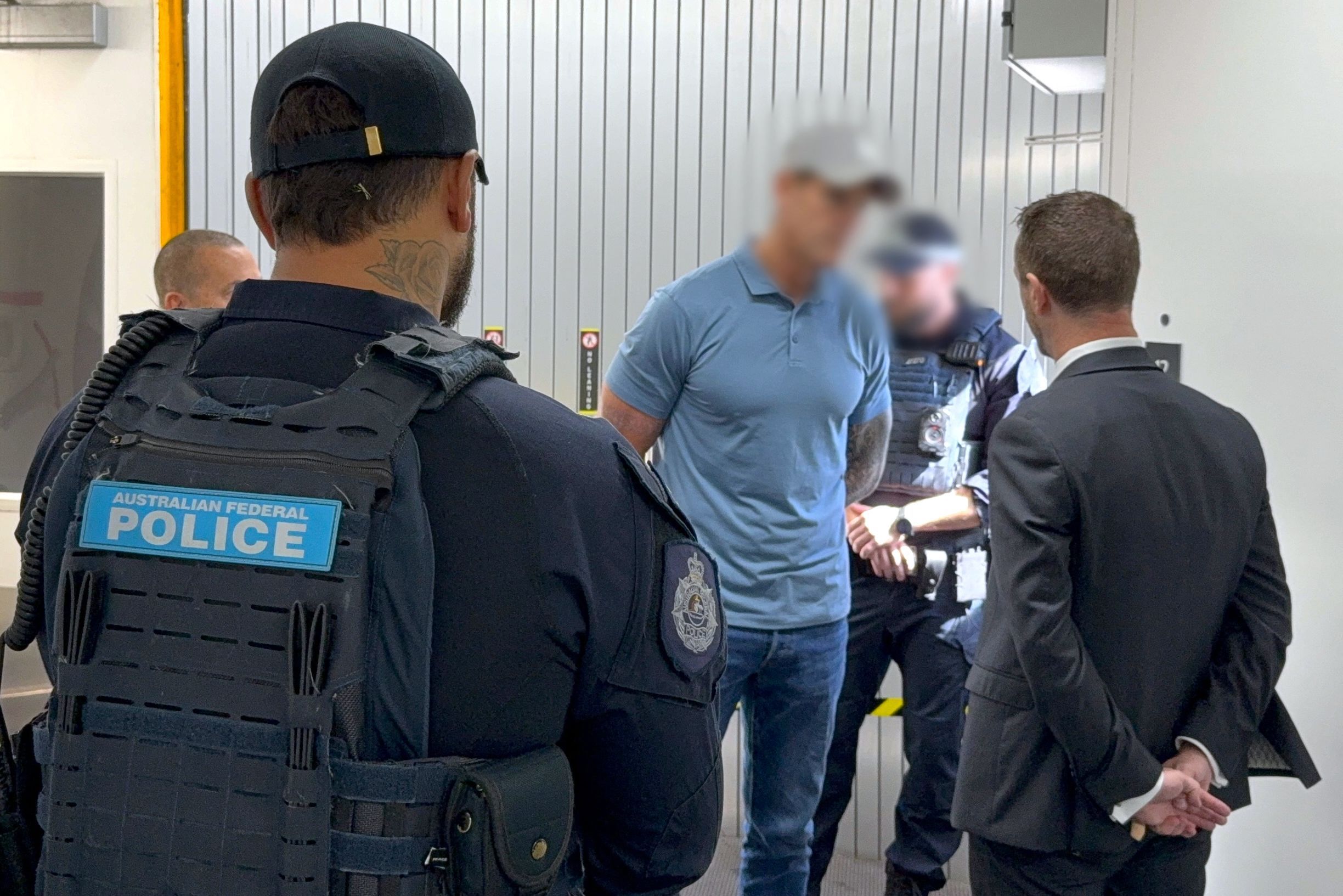Der 47-jährige Ex-Soldat wurde an einem Flughafen in Sydney festgenommen.