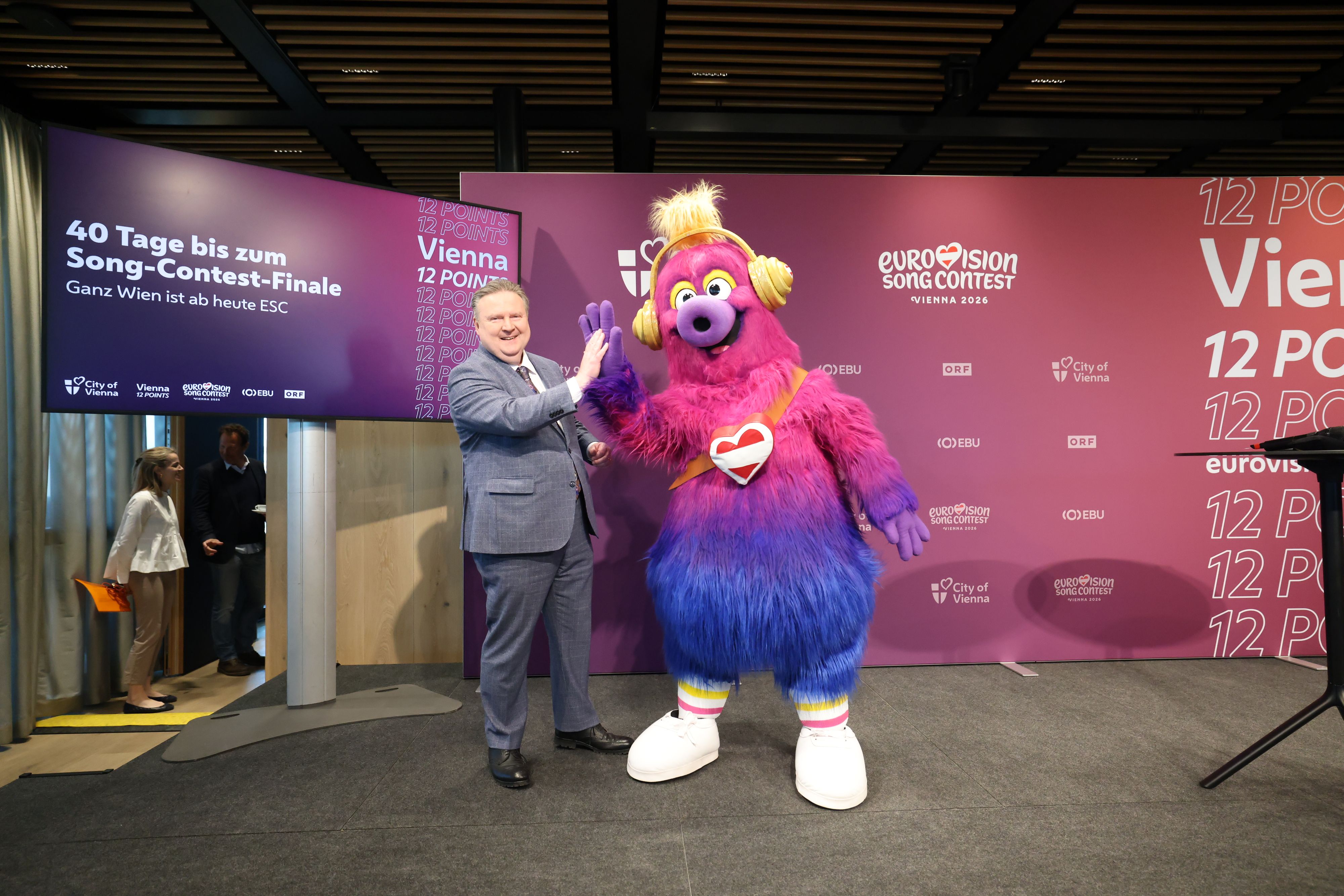 Bürgermeister Michael Ludwig (SP) mit dem ESC-Maskottchen.