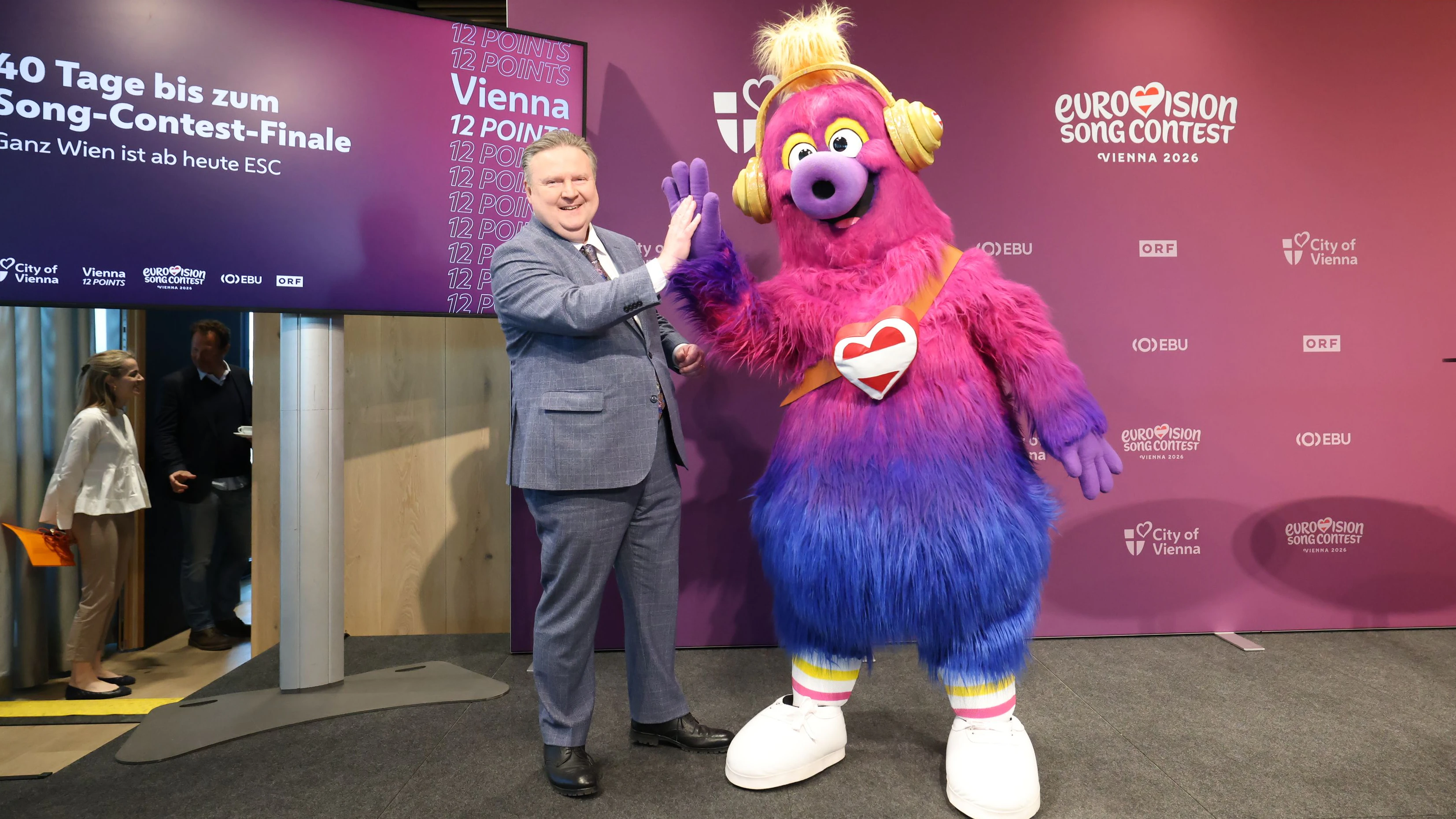 Bürgermeister Michael Ludwig (SP) mit dem ESC-Maskottchen.
