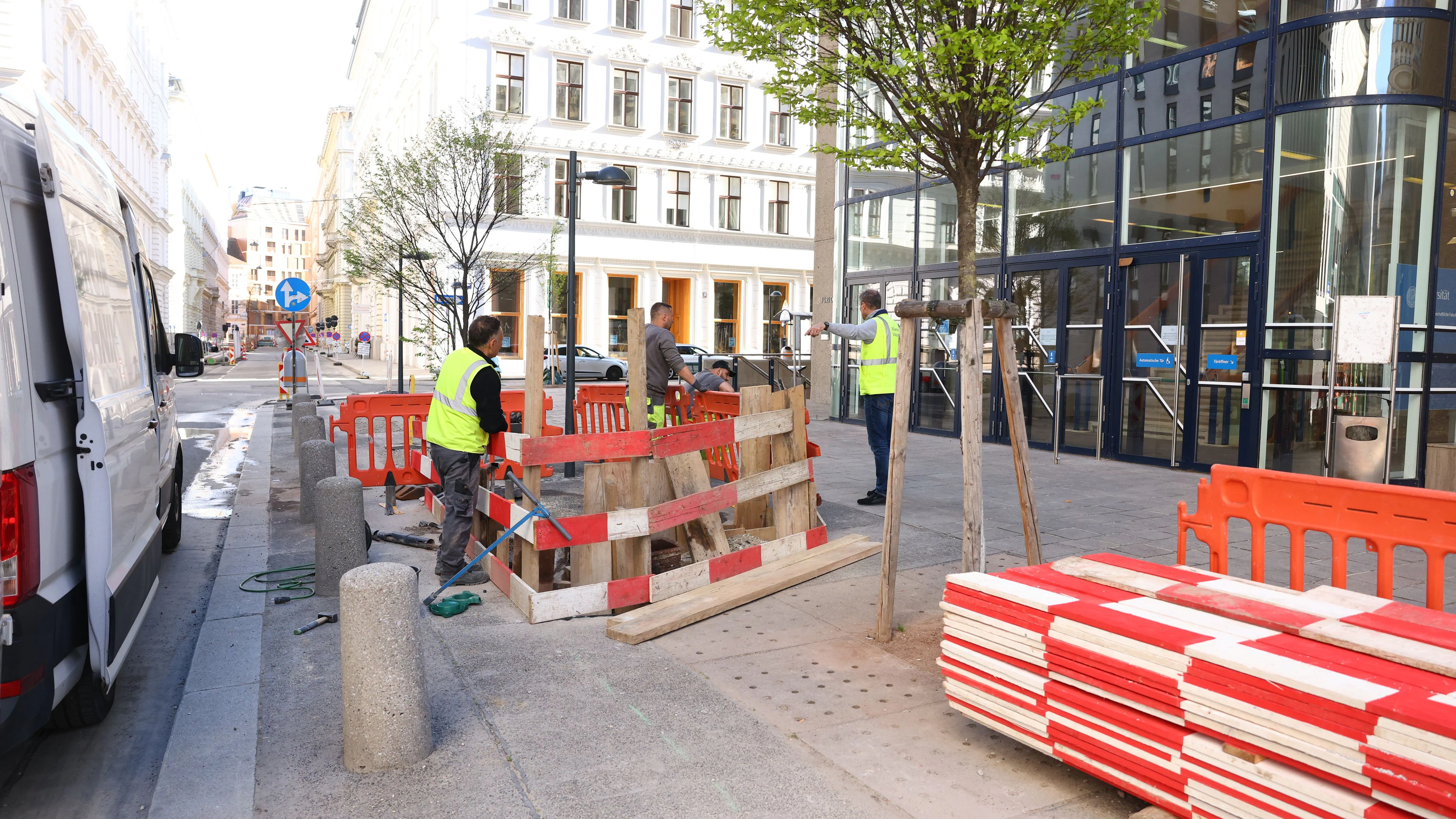 Heute.at - Rohrbruch vor Juridicum – ganzes Gebäude evakuiert
