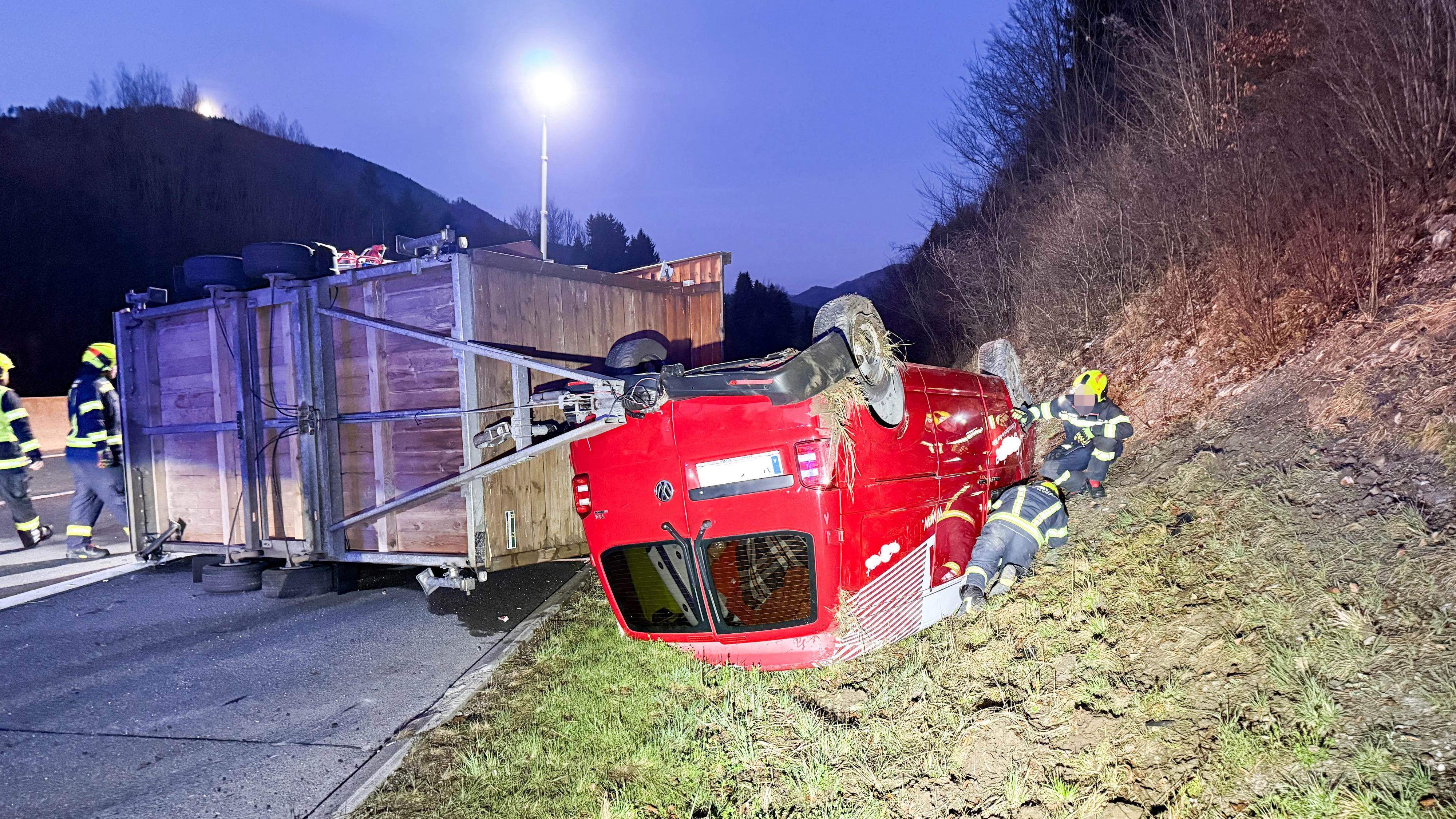 Der Kleinbus blieb nach dem Crash am Dach liegen – Einsatzkräfte sicherten die Unfallstelle auf der A1.