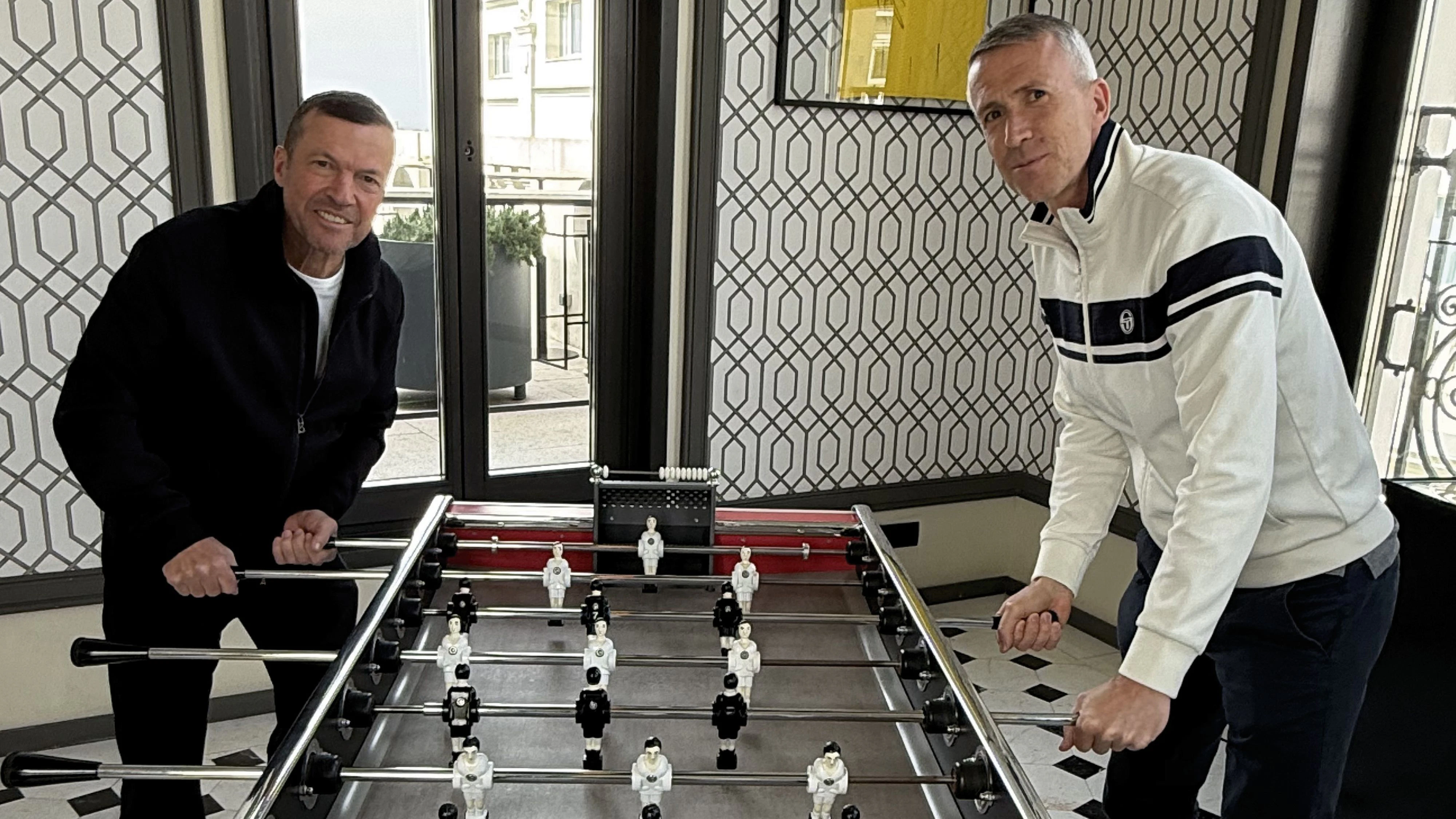 "Heute"-Reporter Martin Huber mit Lothar Matthäus am "Wuzzler" in Madrid