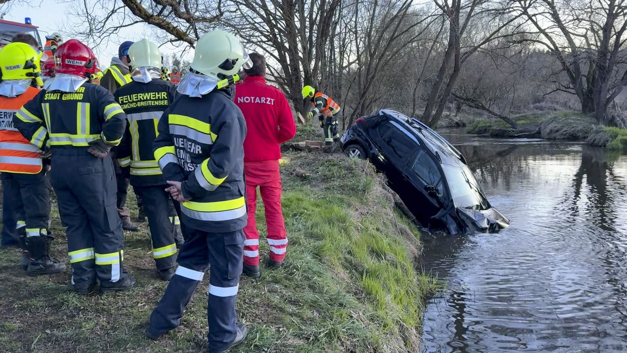 Der Lenker stürzte samt Auto in die Lainsitz, wo das Fahrzeug rasch zu sinken begann.