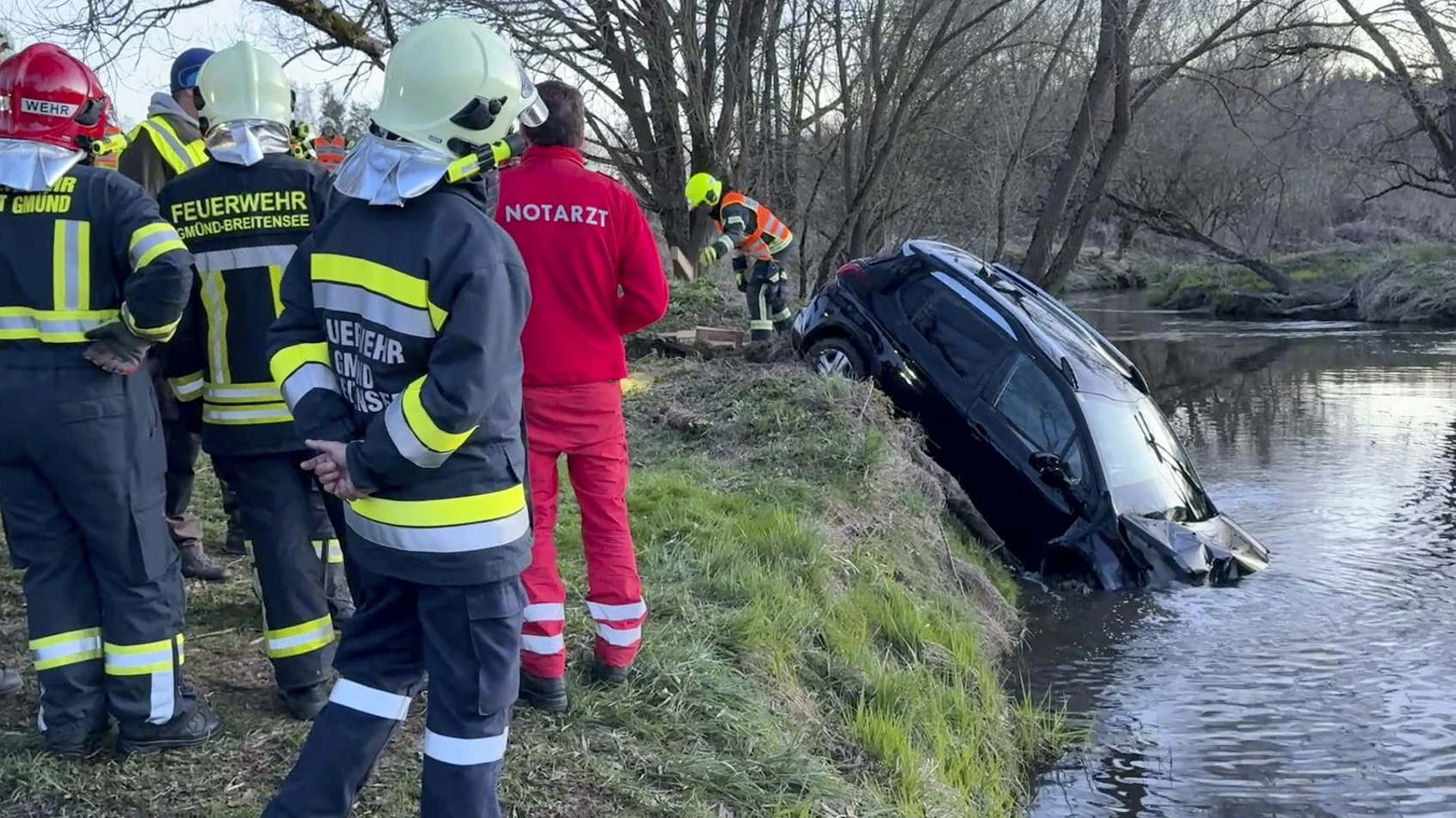 Heute.at - Reanimiert! Mann stürzt mit Auto in eiskalten Fluss