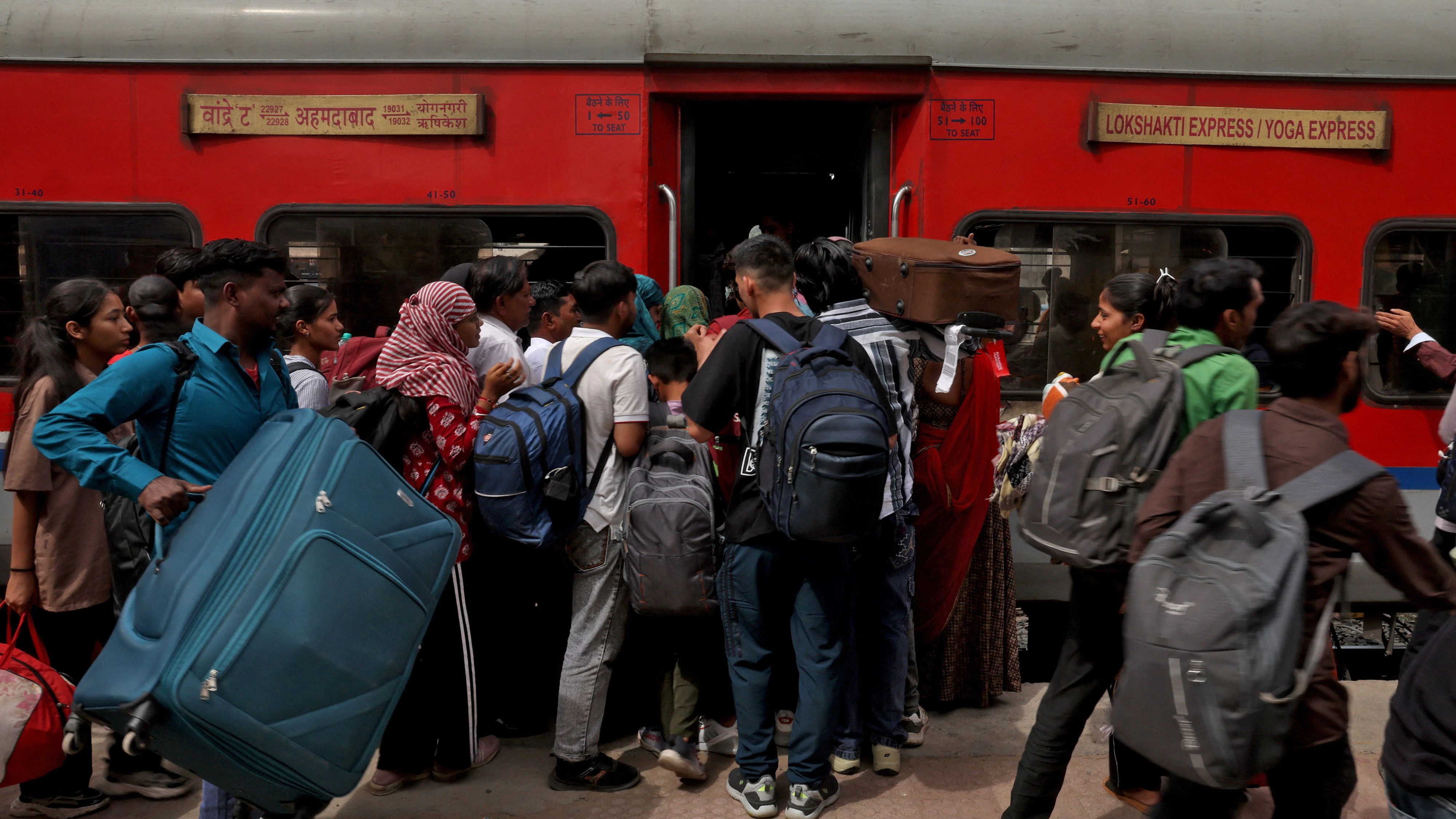 Zugfahrten sowie Aufenthalte in der Nähe von Gleisen "bringen Ihr Leben in Gefahr", hieß es in dem Beitrag weiter.