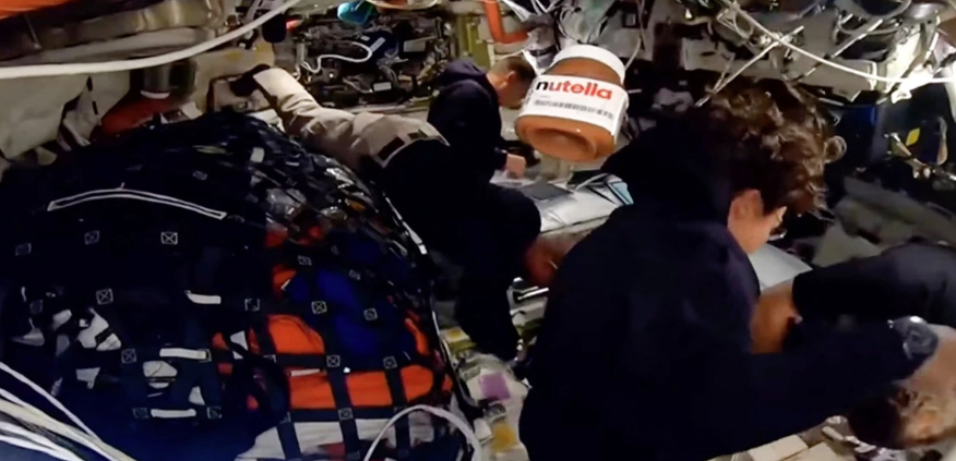 Das Nutella-Glas gleitet elegant durch die Kabine der Weltraumkapsel.