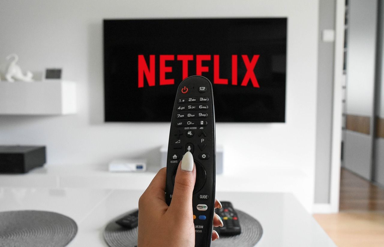 Fernseher mit Fernbedienung und Netflix