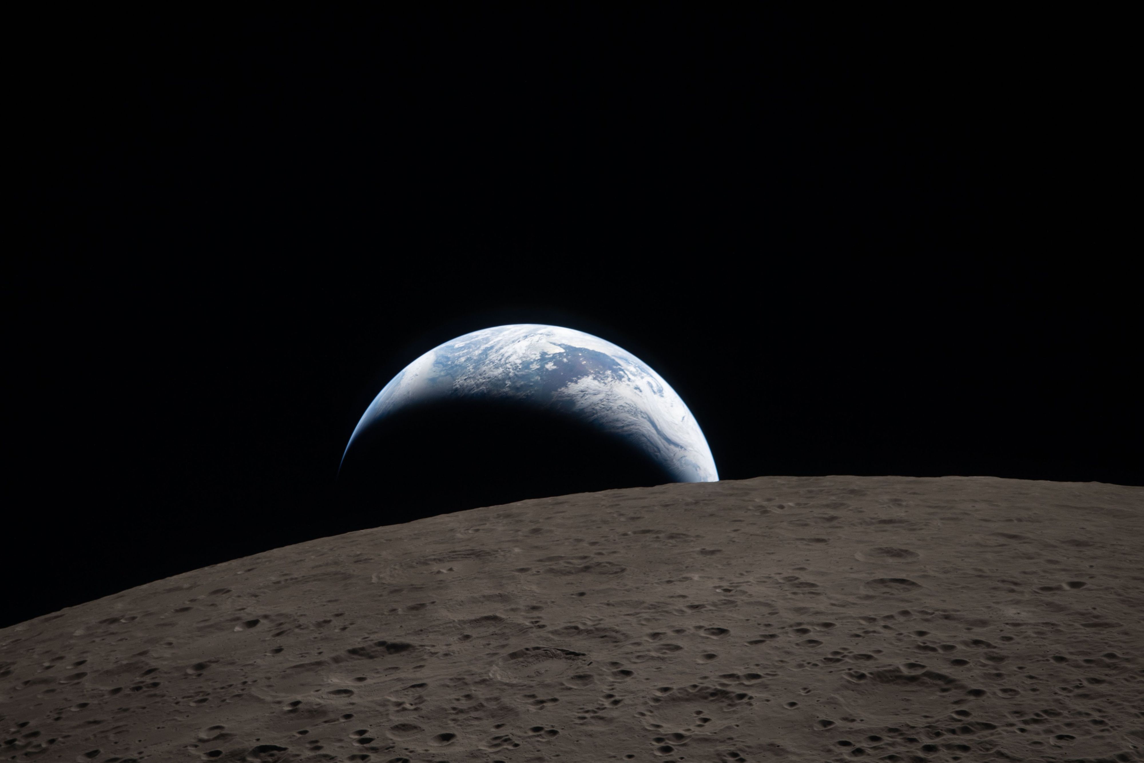 Heute.at - Spektakuläres Foto: Erde versinkt hinter dem Mond