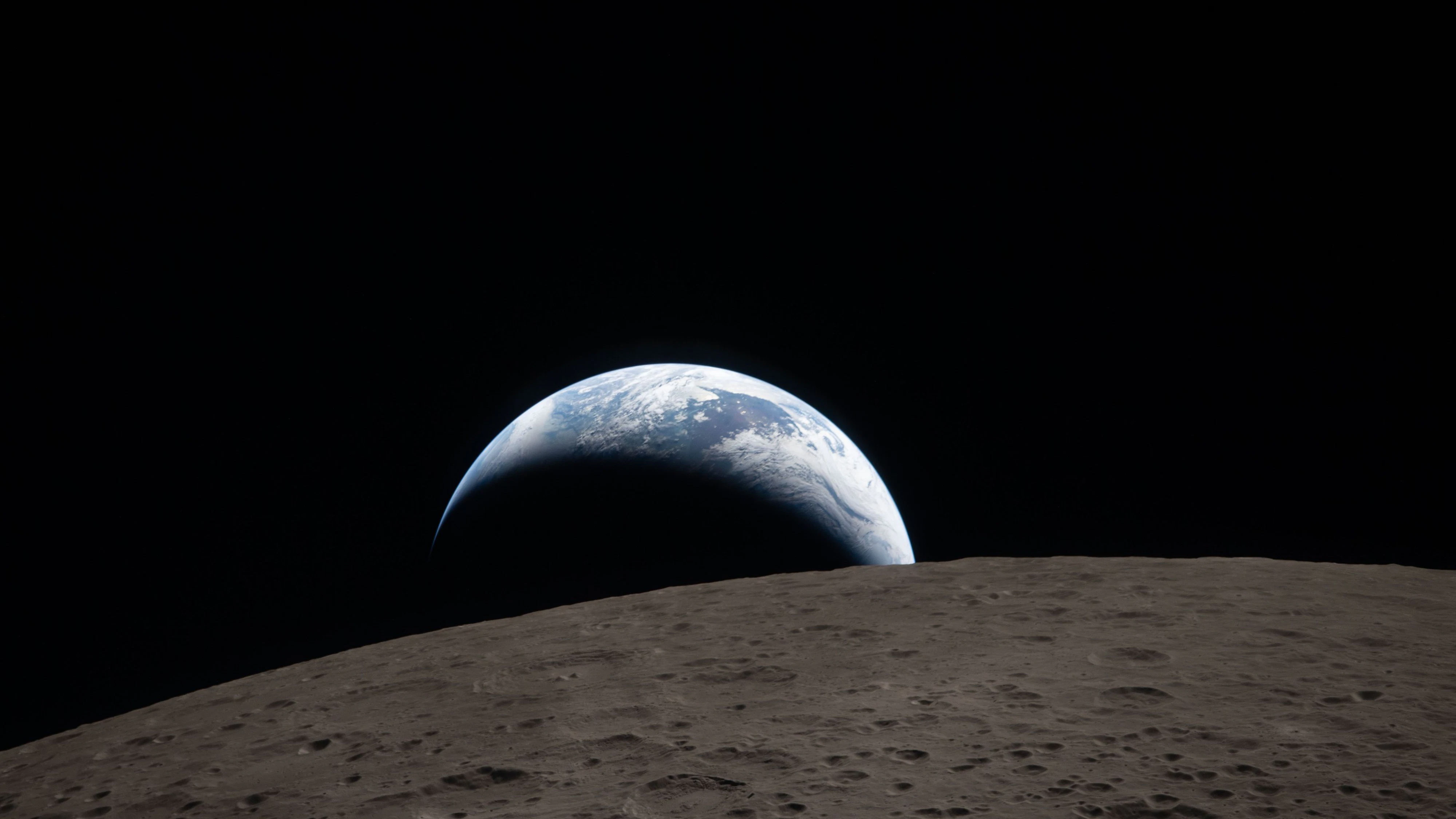 Heute.at - Spektakuläres Foto: Erde versinkt hinter dem Mond