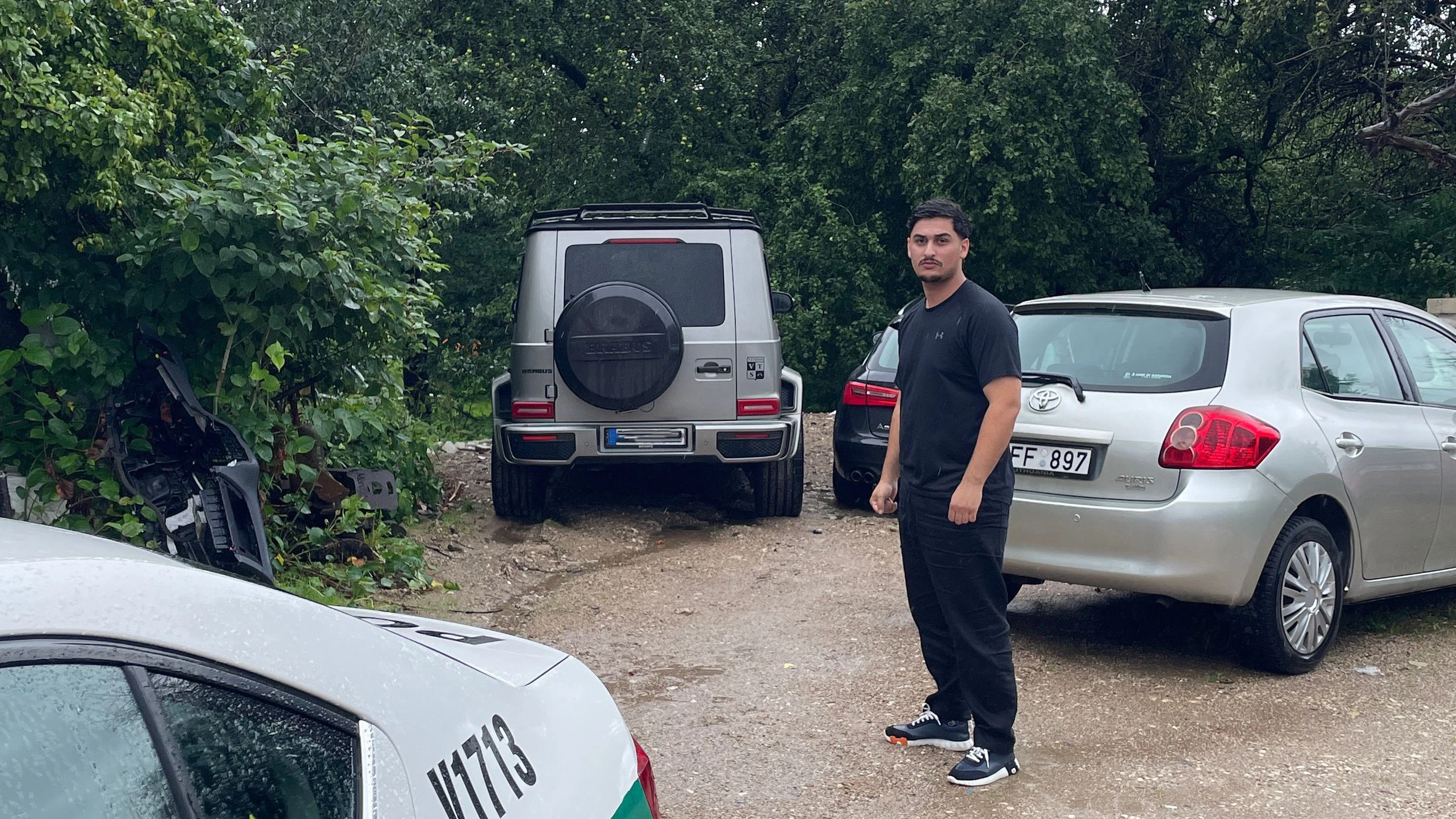 Die Mercedes G-Klasse konnte der Vermieter (re.) in Litauen aufspüren.