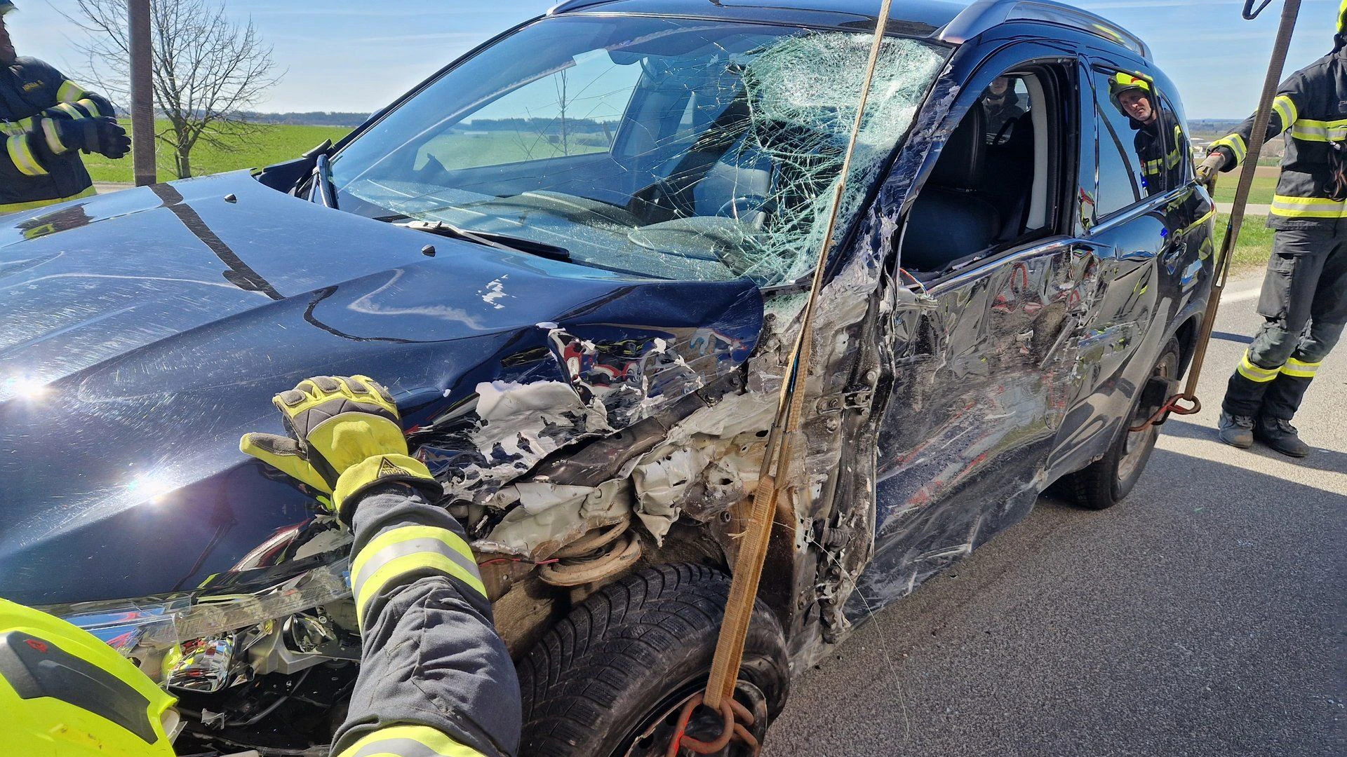 Am 7. April krachten ein Lkw und ein Pkw zusammen. Die Ursache ist noch unbekannt.