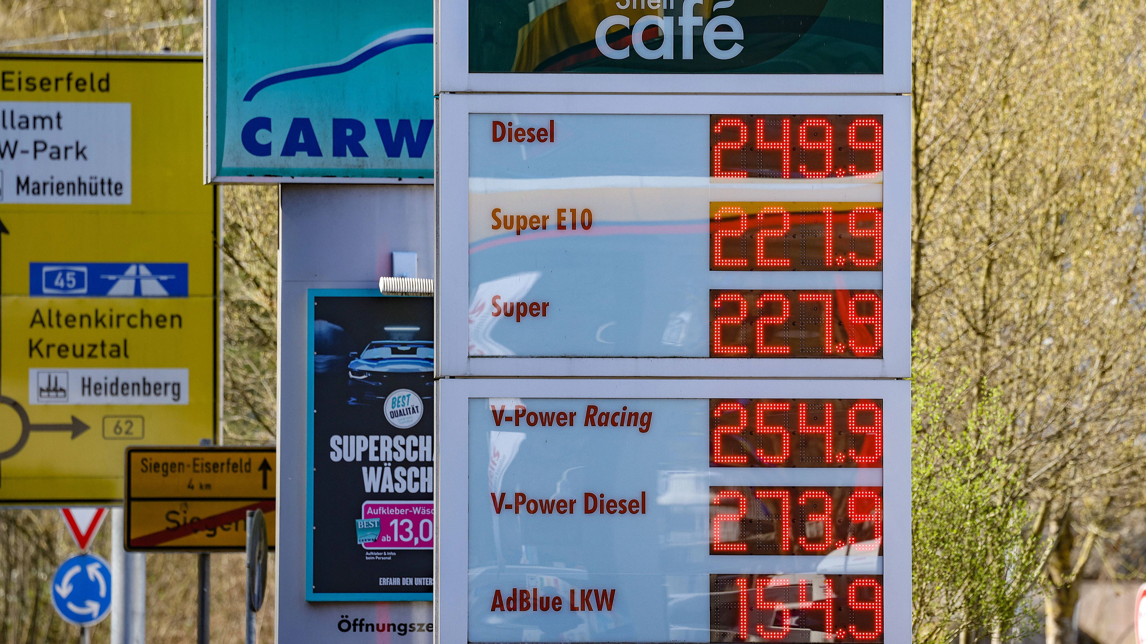 Das neue Spritgesetz ist seit dem 01.04.2026 in Kraft. Die Tankstellen duerfen dürfen nur noch einmal am Tag um 12:00 Uhr die Preise erhoehen erhöhen. Die Preise absenken ist jedoch jederzeit moeglich möglich. Wie hoch geht der Spritpreis wegen des Krieges im Iran Shell Tankstelle in Siegen. Die aktuellen Spritpreise am Mittag. Die Preise haben schon lange deutlich die 2 Euro Marke ueberschritten überschritten. Tankstelle, Spritpreise am 07.04.2026 in Siegen/Deutschland. *** The new fuel law has been in force since 01 04 2026 The petrol stations are only allowed to increase prices once a day at 12 00 noon However, prices can be lowered at any time How high is the fuel price because of the war in Iran Shell petrol station in S