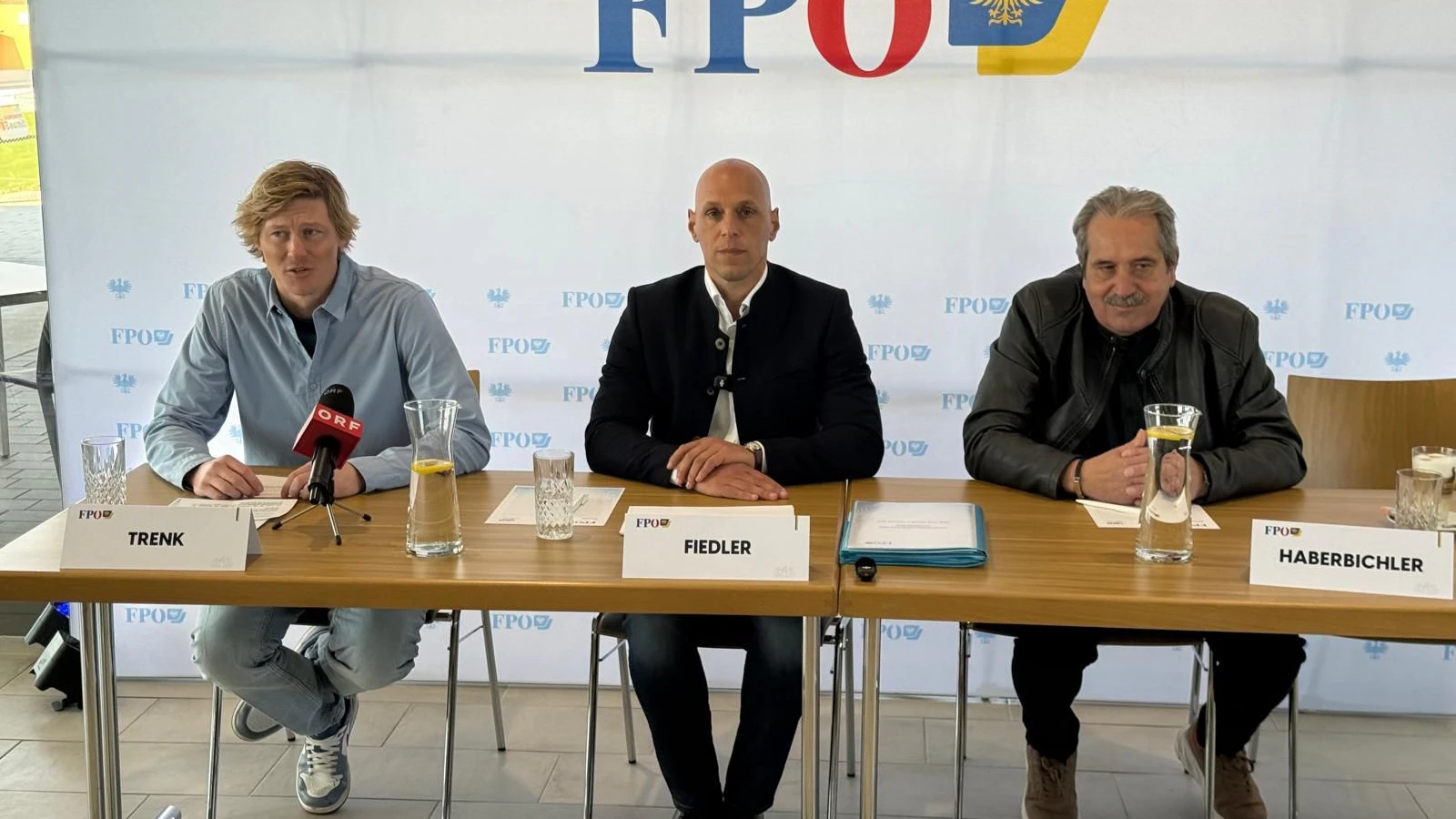 Helmut Fiedler (M.) geht als Spitzenkandidat für die FPÖ ins Wahlrennen.