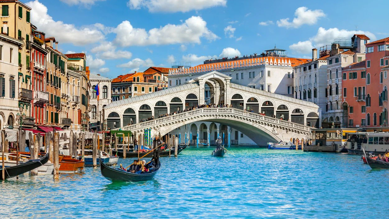 View of the Rialto bridge over the Grand Canal in Venice