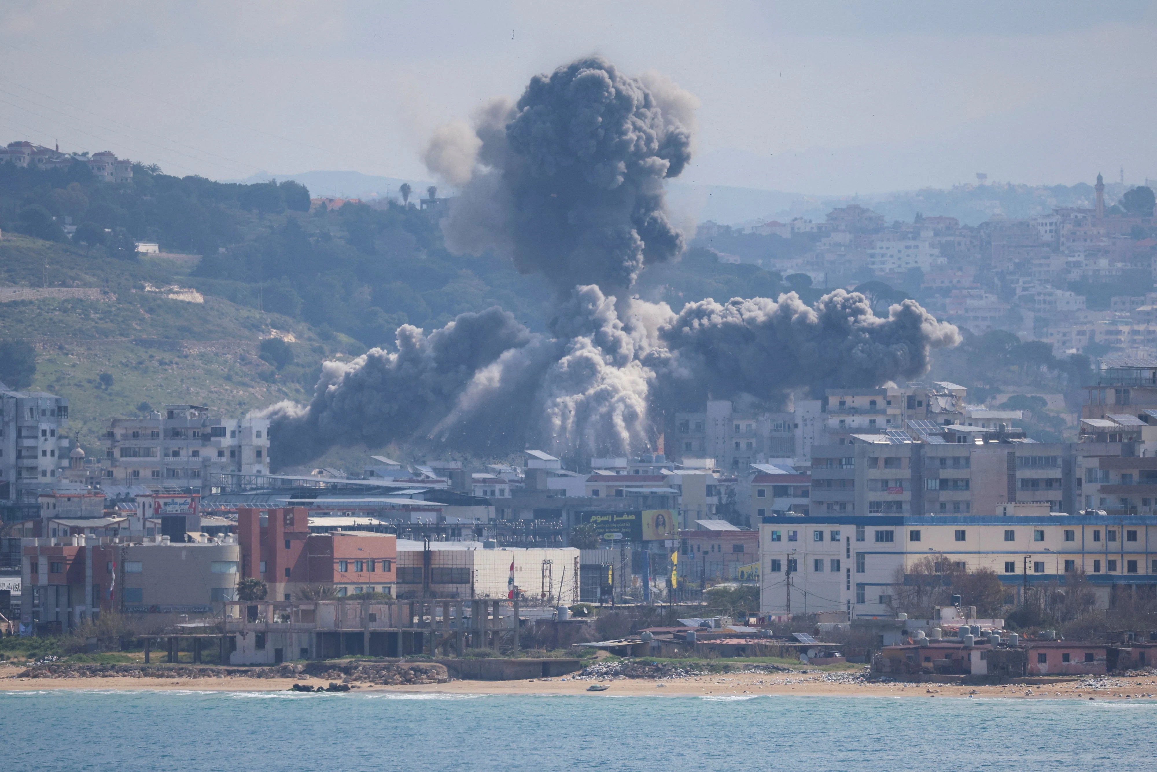 Ob der Waffenstillstand auch für den Libanon gilt, ist unklar: Rauch steigt nach einem israelischen Angriff auf Tyros am Mittwoch auf