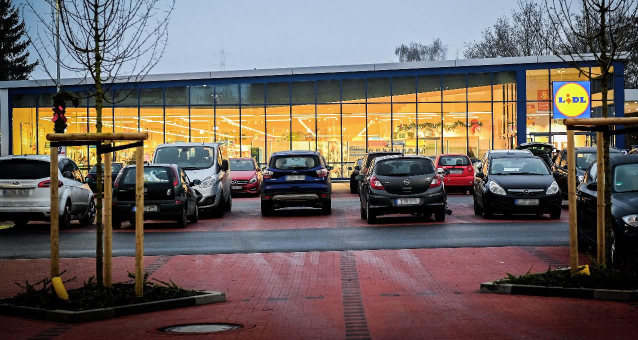 Am Tag voll, nachts leer – für die Parkplätze bei Supermärkten gibt es einen neuen Trend.