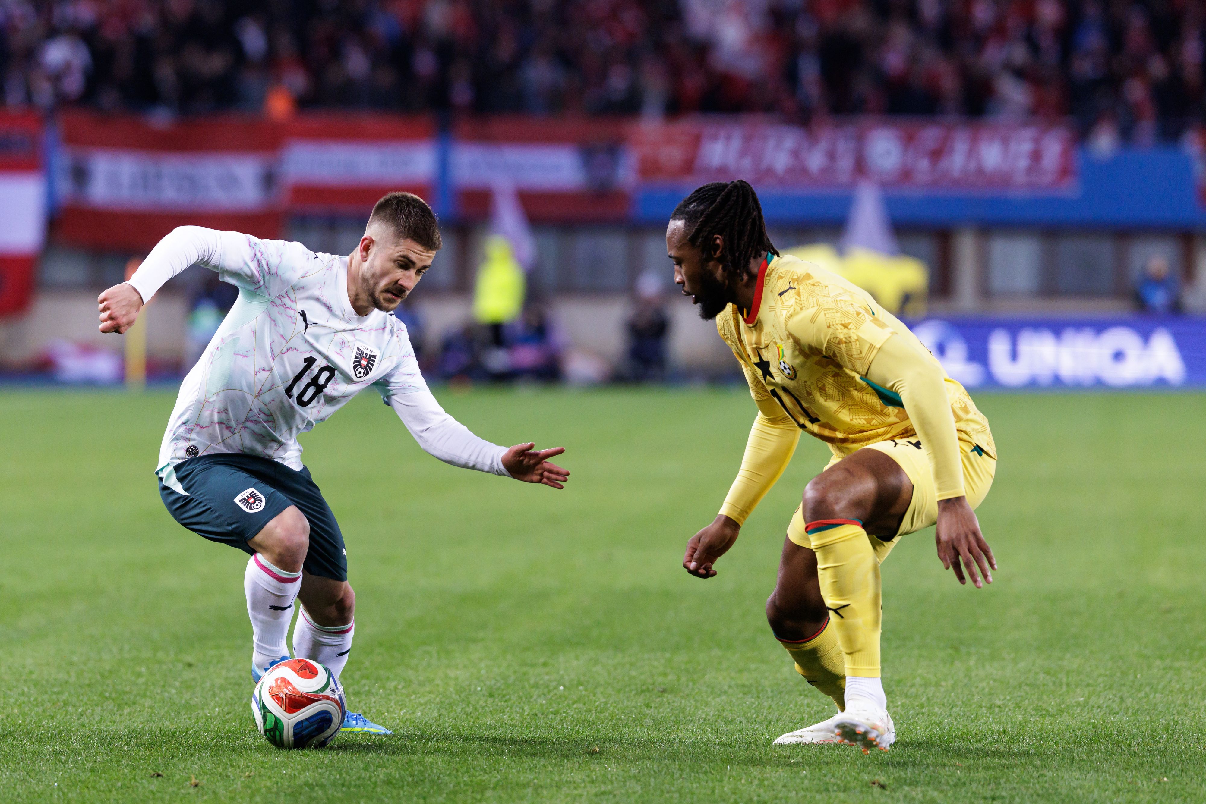 Romano Schmid im Zweikampf mit Antoine Semenyo beim Testsieg gegen Ghana (5:1) in Wien.