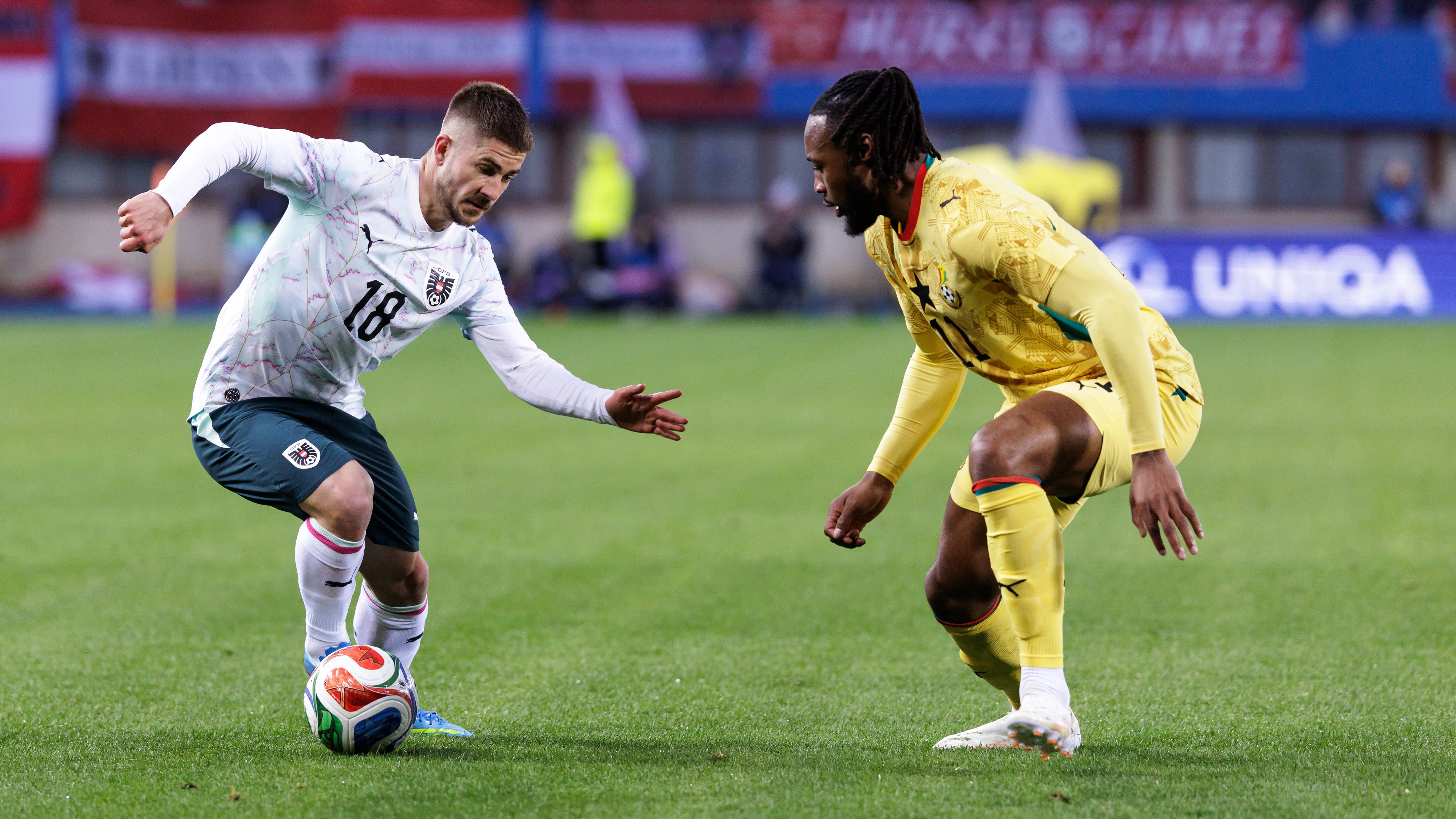Romano Schmid im Zweikampf mit Antoine Semenyo beim Testsieg gegen Ghana (5:1) in Wien.