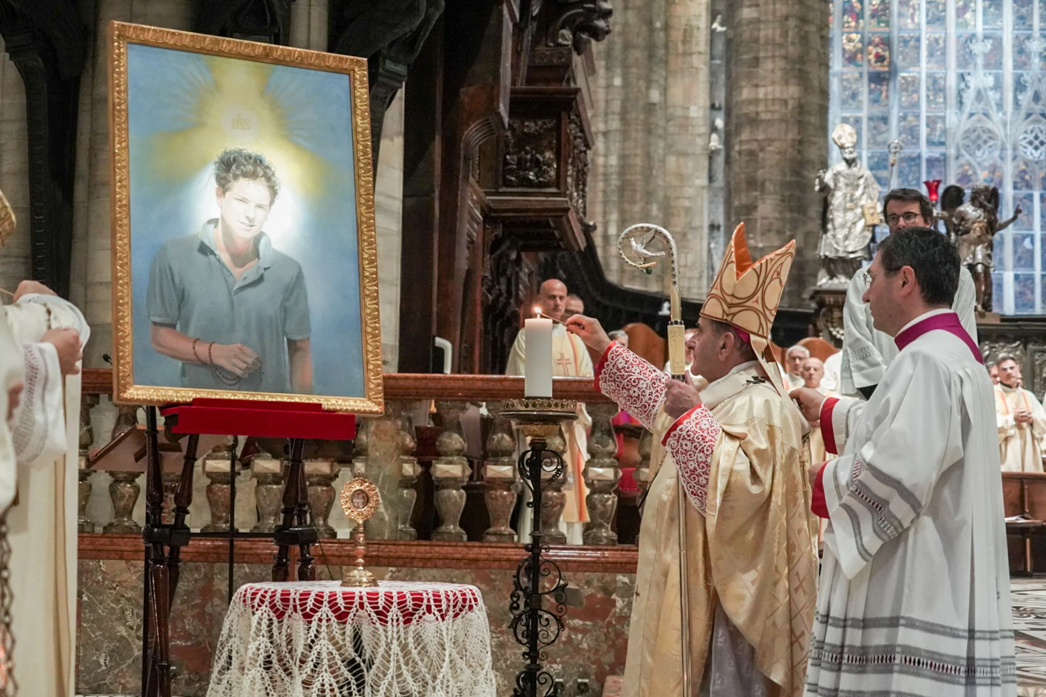 Dankgottesdienst für den im September 2025 heilig gesprochenen Teenager Carlo Acutis. Er wurde zum ersten Millennial-Heiligen, manche nennen ihn "Gottes Influencer"