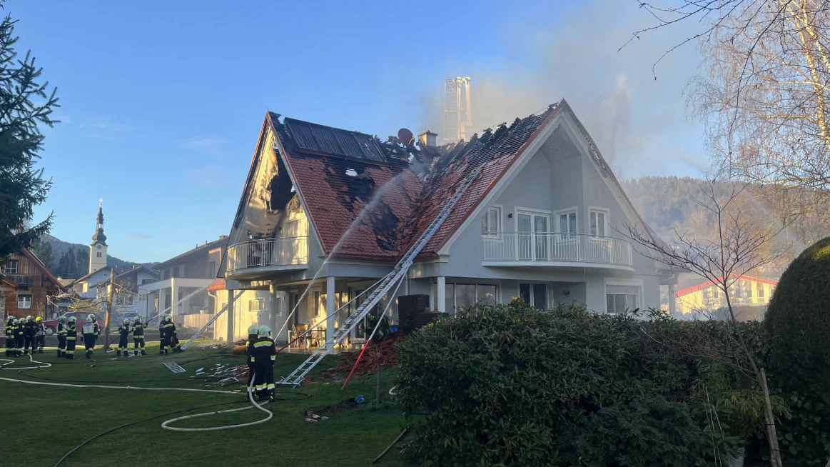 Heute.at - Windstoß entfacht Feuer – Dach geht in Flammen auf