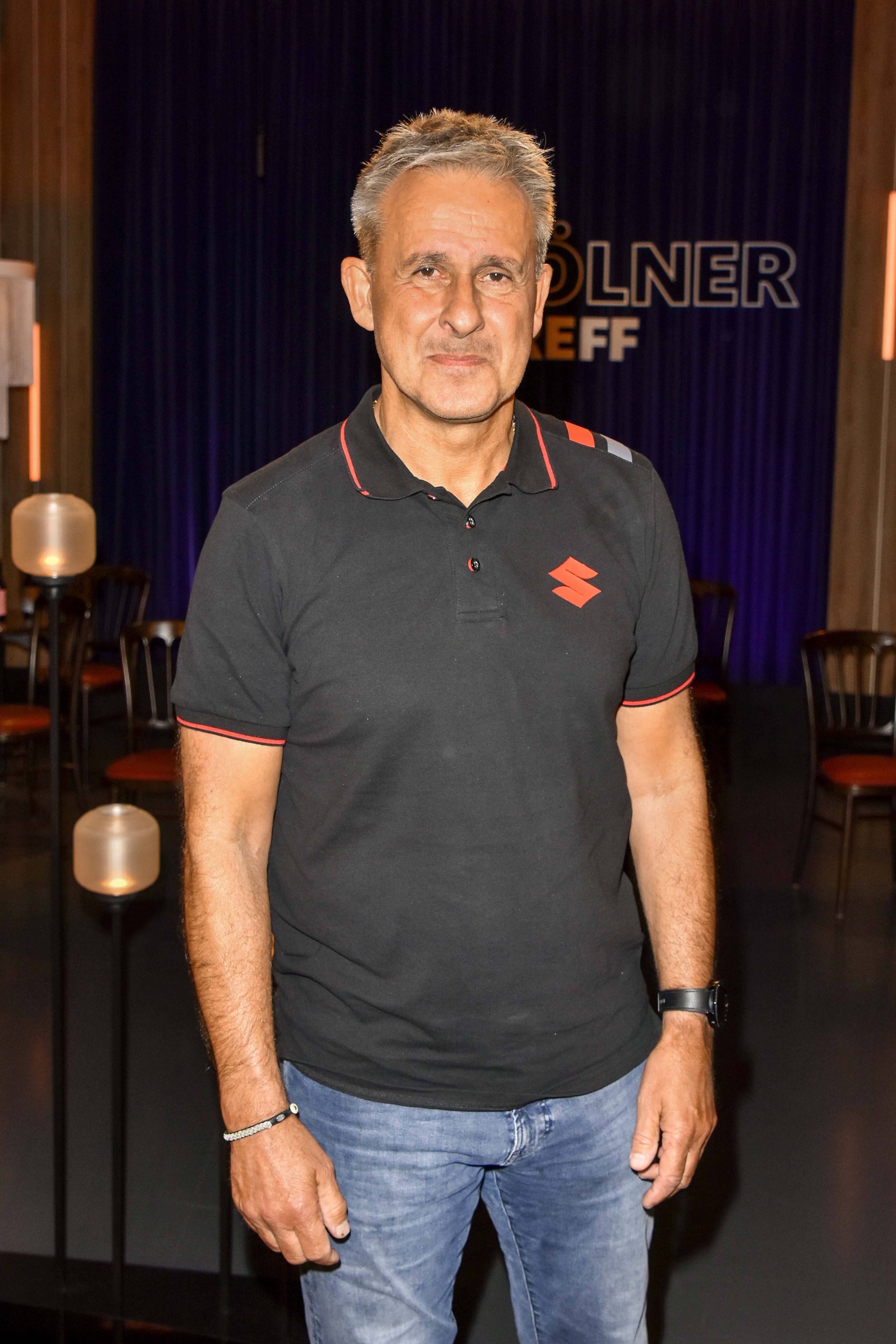 Pierre Michael Litti Littbarski ist ein ehemaliger deutscher Fußballspieler.