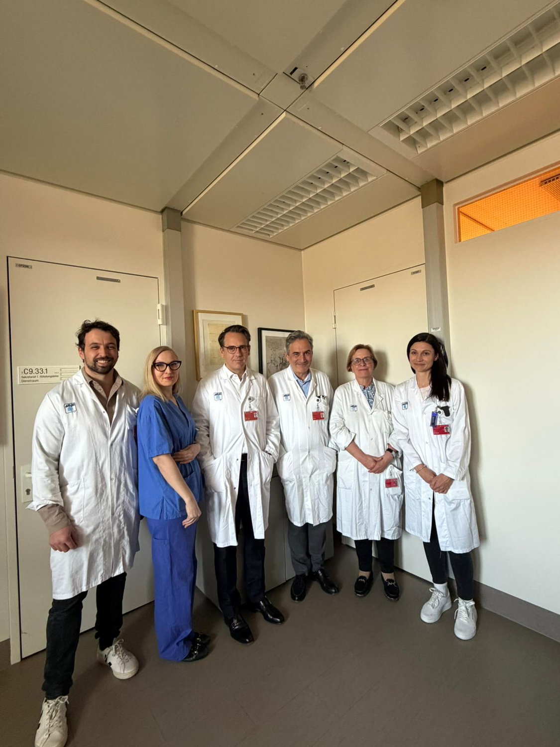 Das Lebensretter-Team v.l.n.R.: Doz. Werner (Operateur), Sorina Basascu OP Pflege, Prof. Daniel Zimpfer, Prof. Marek Ehrlich (Herzchirurgie), Professor Edda Tschernko Anästehsie, Prof. Julia Dunfarth (Herzchirurgie)