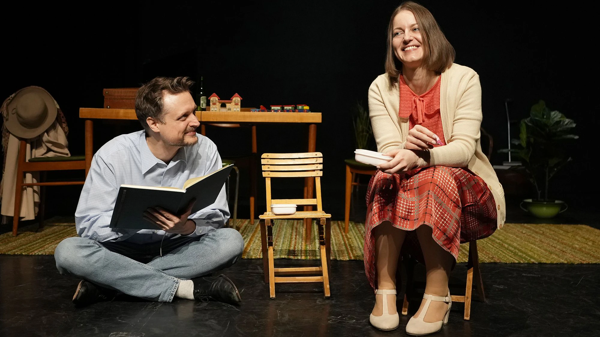 Haben vorerst gut lachen: die Schauspieler der Tribüne Linz.