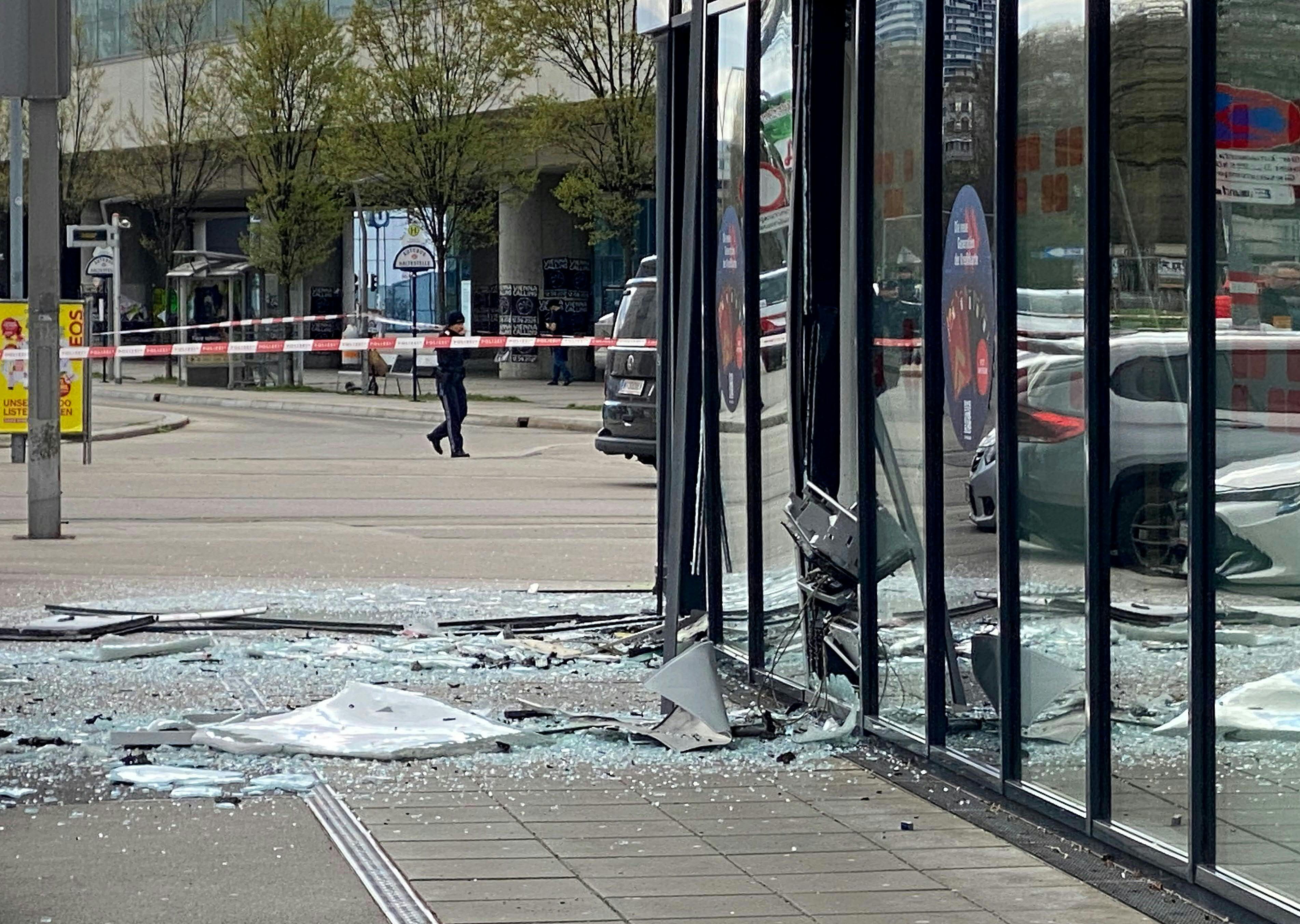 Nach der Explosion blieb der Bankomat zerstört zurück, während die Täter mit organisierten Fluchtautos entkommen konnten.