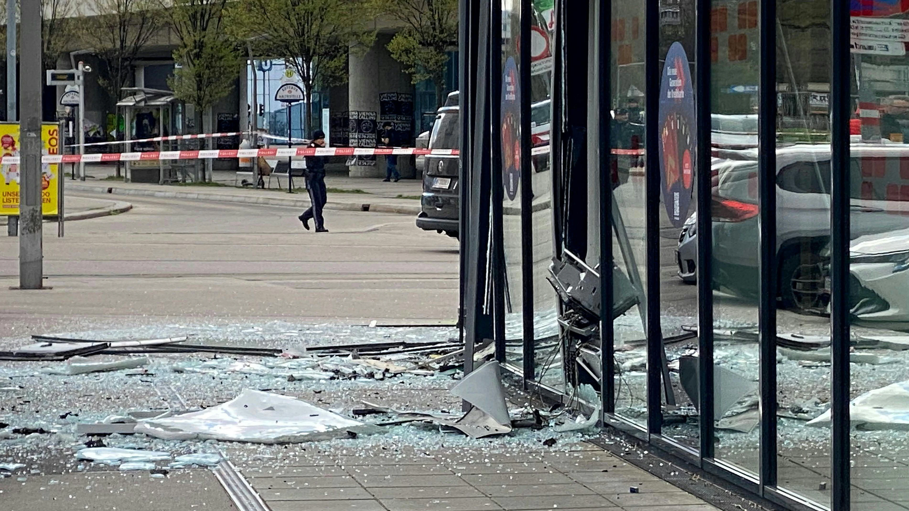 ABD0255_20250406 - WIEN - ÖSTERREICH: ZU APA0074 VOM 6.4.2025 - Bei einem Polizeieinsatz unmittelbar nach einer Bankomatsprengung in Wien-Leopoldstadt am Sonntag, 6. April 2025, hat die Polizei einen flüchtigen 24-Jährigen angeschossen. Drei weitere Verdächtige flüchteten. Das Quartett hatte um 04.00 Uhr drei Bankomaten in einer Bankfiliale in der Vorgartenstraße gesprengt. - FOTO: APA/MARTIN KOLBERT