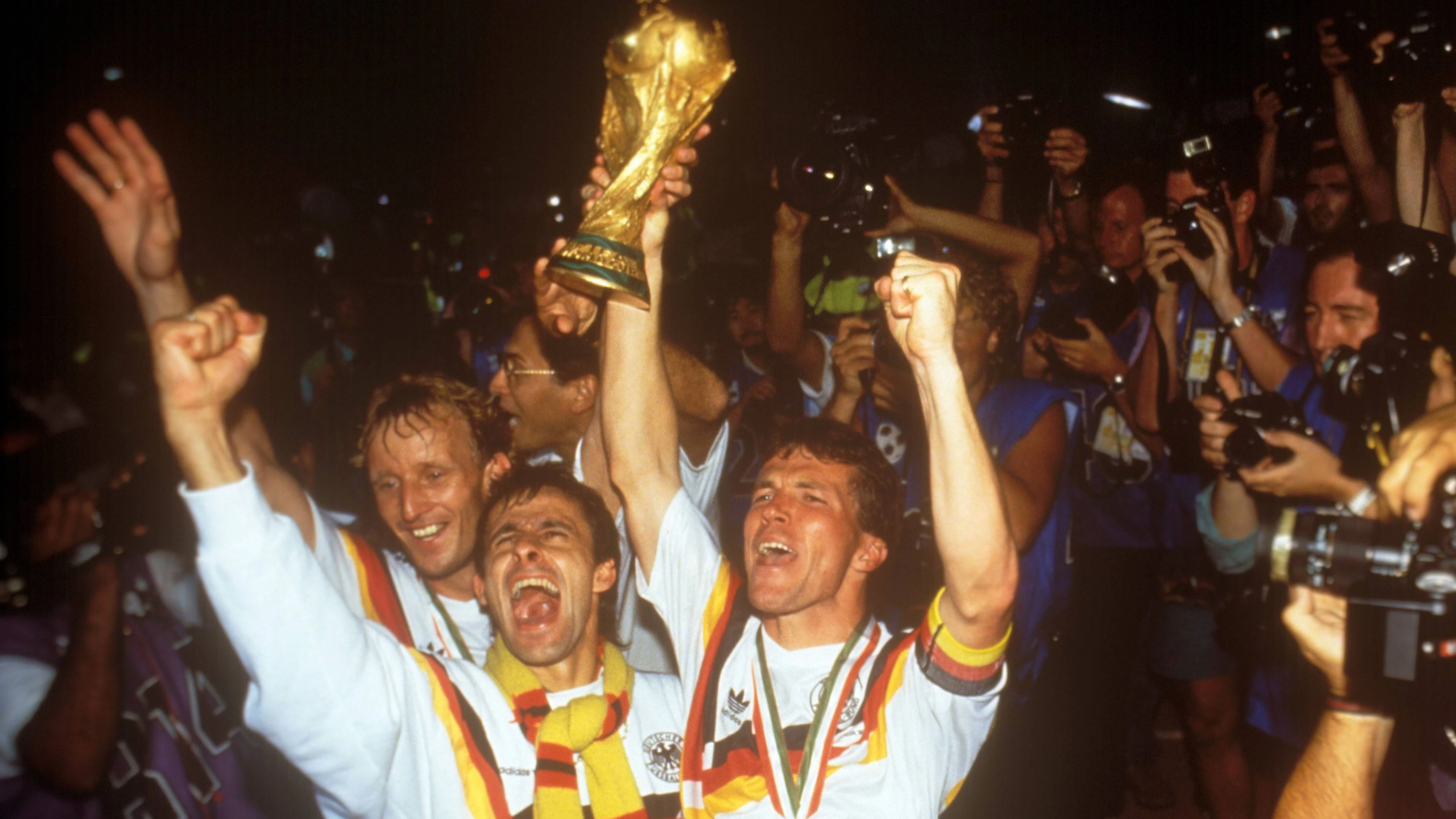 Andreas Brehme, Pierre Littbarski und Lothar Matthäus in der Stunde ihres größten Triumphes mit dem WM-Pokal  Andreas Brehme Pierre Littbarski and Lothar Matthew in the Hour her largest Triumph with the World Cup Cup