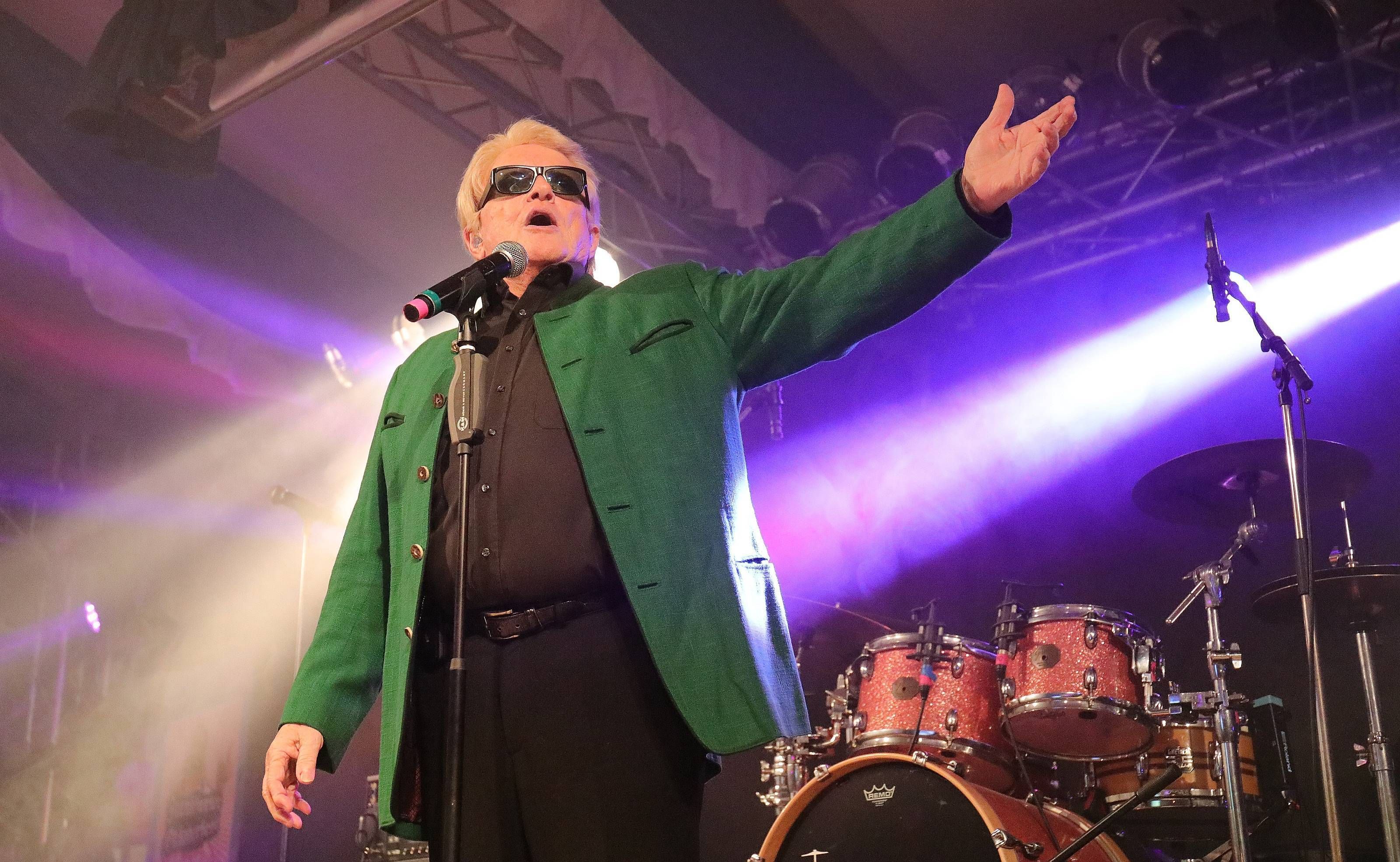 Heute.at - Wegen Feuerwehrmann! Heino singt unter Polizeischutz