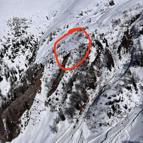 Heute.at - Wanderer steckt ohne Schuhe hüfttief im Schnee