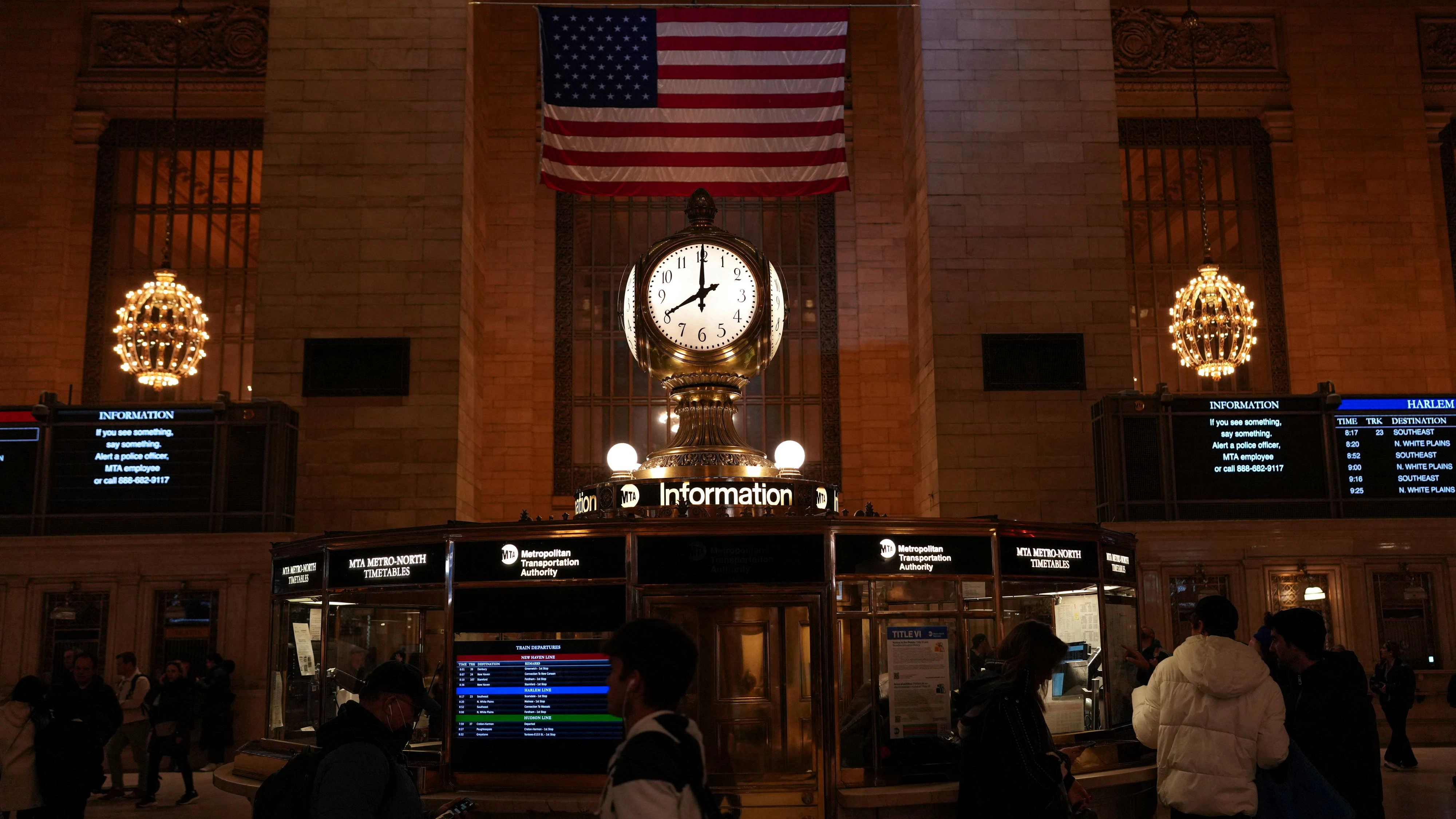Die Uhr im Grand Central Terminal von New York zeigt Dienstag, 20 Uhr (ET) an – das Ende des von US-Präsident Donald Trump festgelegten Ultimatums