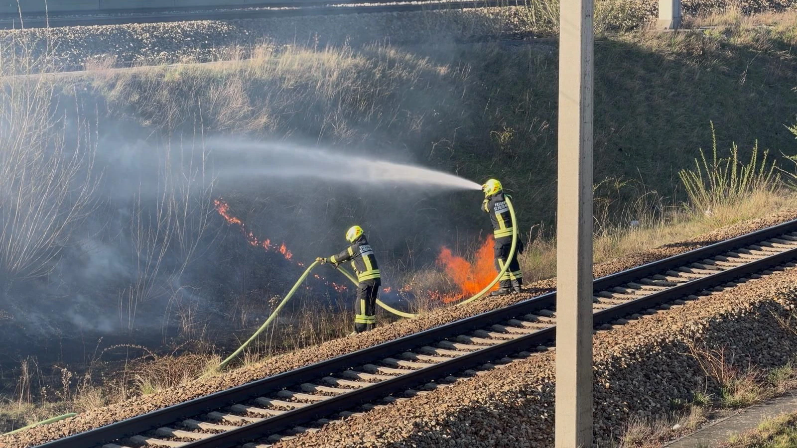 Aufgrund eines Brandes in der Böschung kommt es zu Sperren auf der Weststrecke.