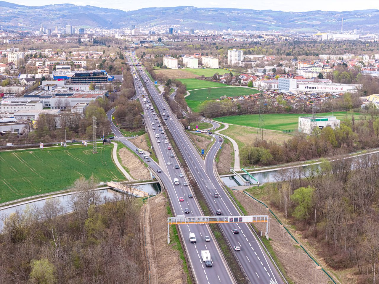 Blick auf die A7 bei Linz: Auf dem stark befahrenen Abschnitt startet jetzt die große Sanierung.