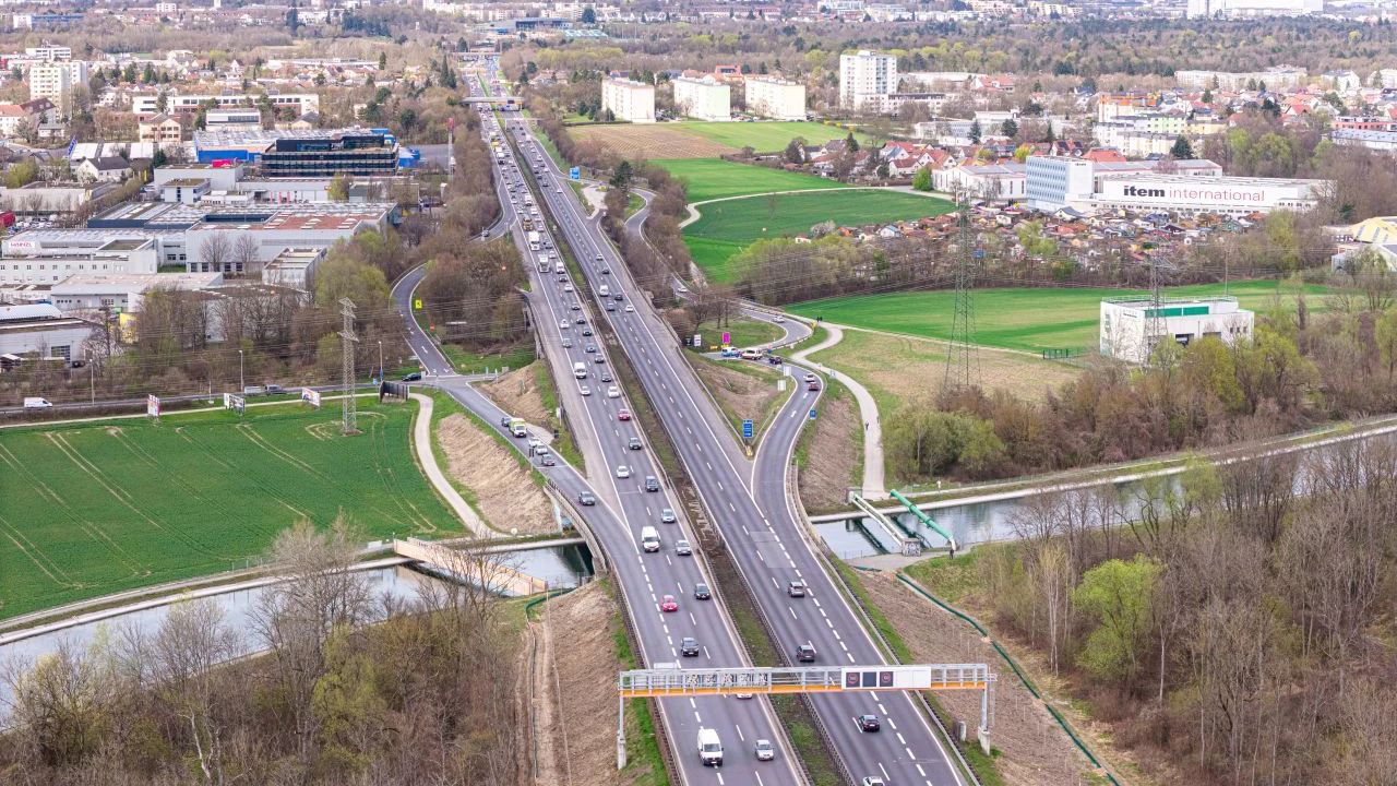 Blick auf die A7 bei Linz: Auf dem stark befahrenen Abschnitt startet jetzt die große Sanierung.