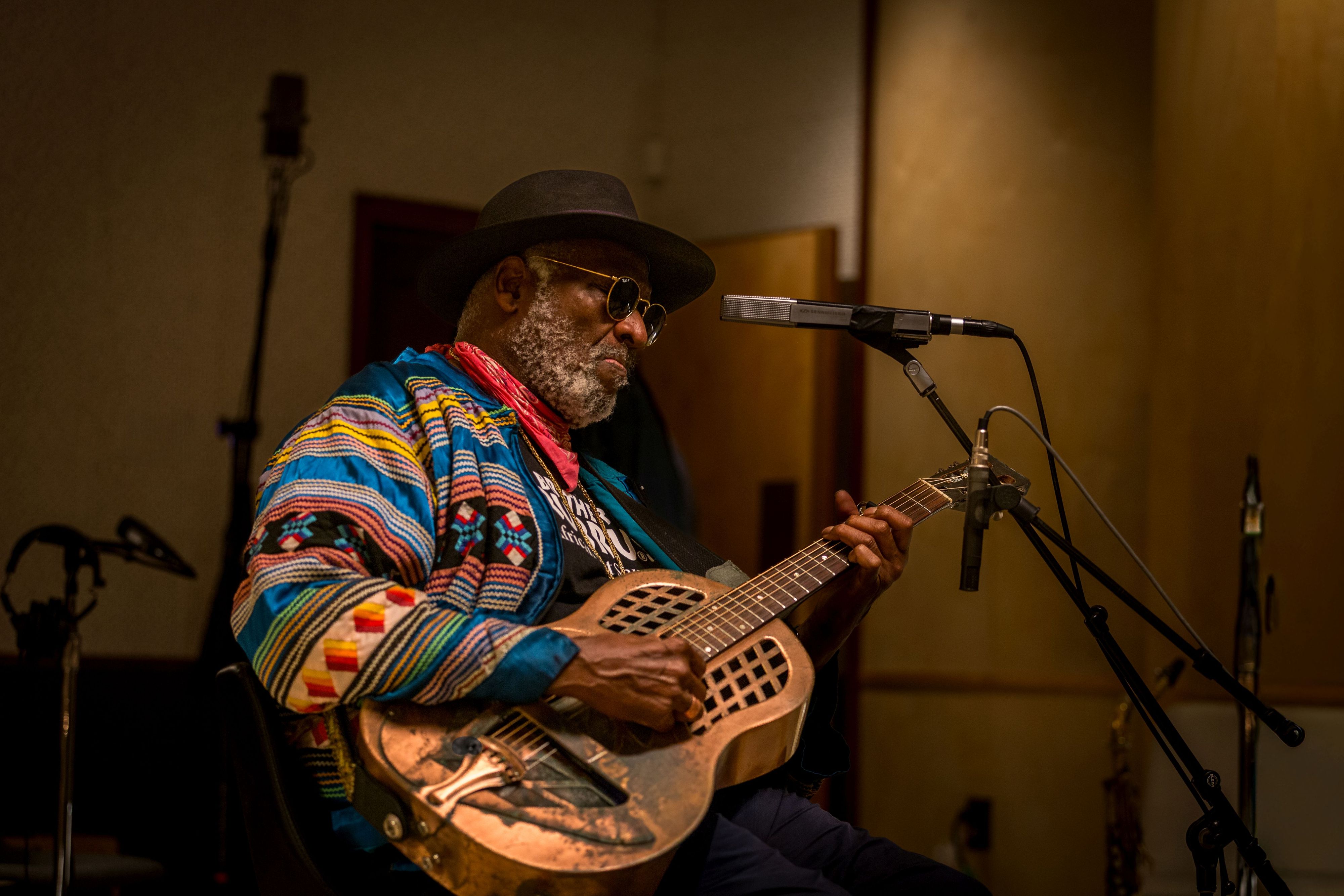 <strong>Taj Mahal</strong> hat den Blues seit den 1960ern durch Einflüsse aus Weltmusik, Reggae, Jazz und karibischen Klängen grundlegend erweitert.