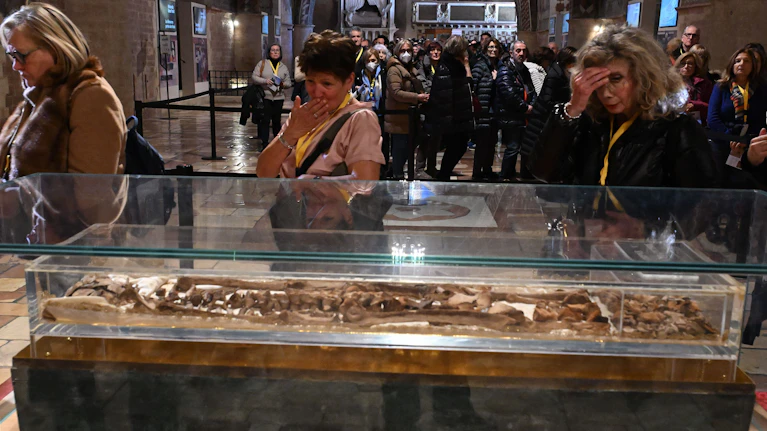 Die katholische Kirche hat in den letzten 40 Jahren mehr Menschen heiliggesprochen als in den 400 Jahren davor. Und nie war das Interesse am Heiligen größer. Woher diese Sehnsucht kommt – und was es eigentlich bedeutet, heilig zu sein.