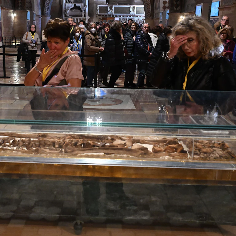 Die katholische Kirche hat in den letzten 40 Jahren mehr Menschen heiliggesprochen als in den 400 Jahren davor. Und nie war das Interesse am Heiligen größer. Woher diese Sehnsucht kommt – und was es eigentlich bedeutet, heilig zu sein.