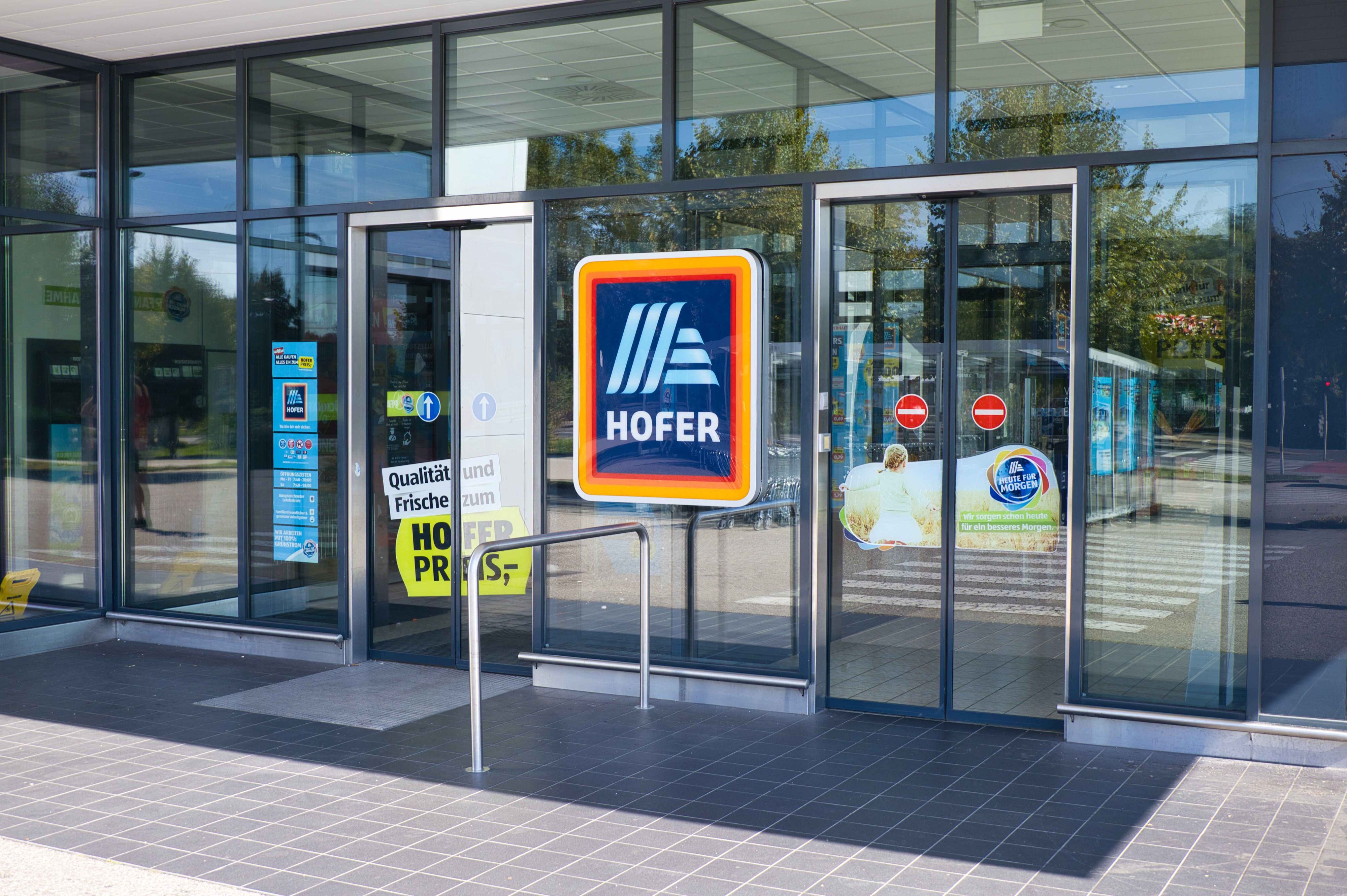 Hofer baut sein Frischfleisch-Angebot um und führt eine neue Eigenmarke ein.