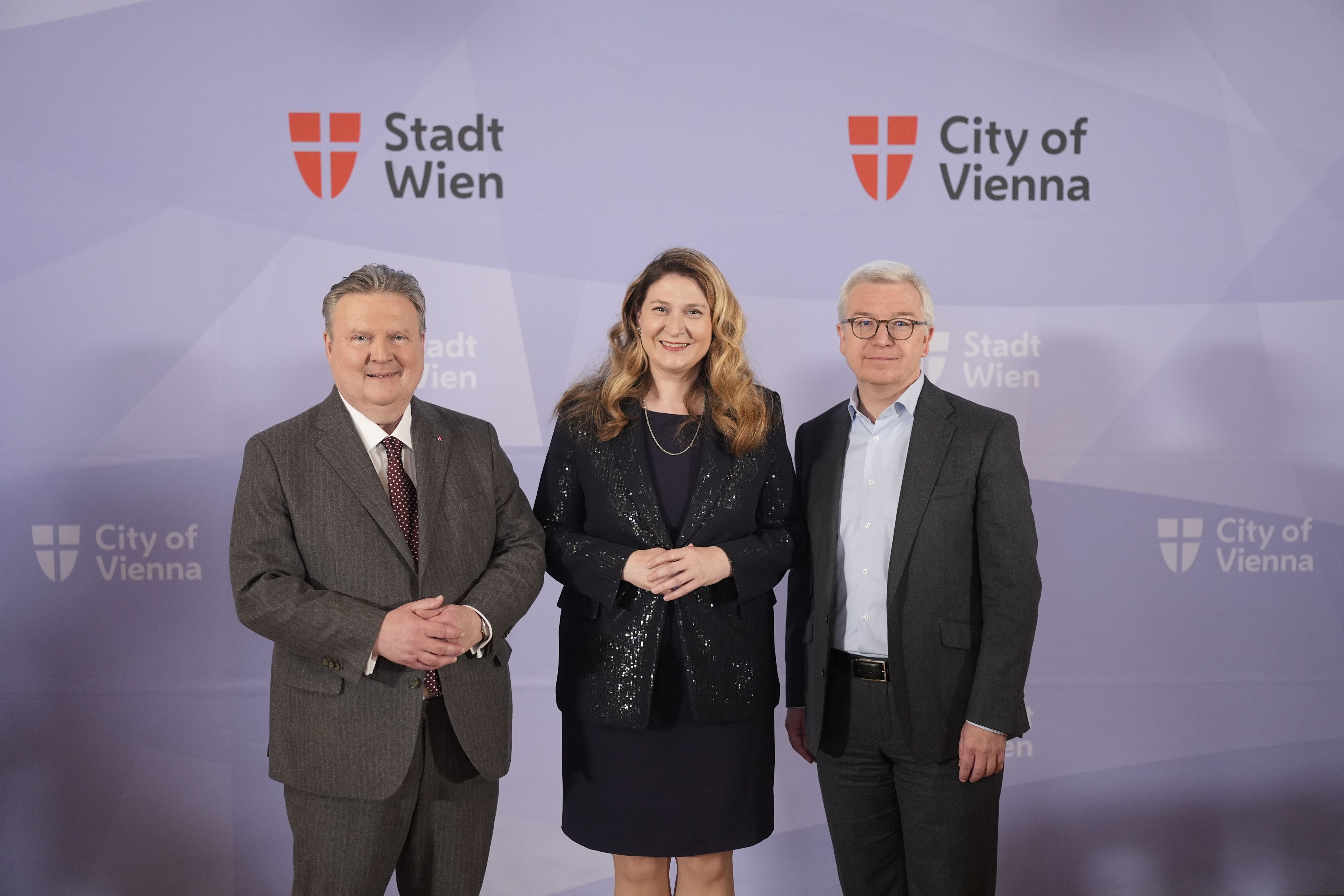 (v.l.) Bürgermeister Michael Ludwig, Wirtschafts-Stadträtin Barbara Novak (beide SPÖ) und Raiffeisen-Holding NÖ-Wien-Generaldirektor Michael Höllerer.