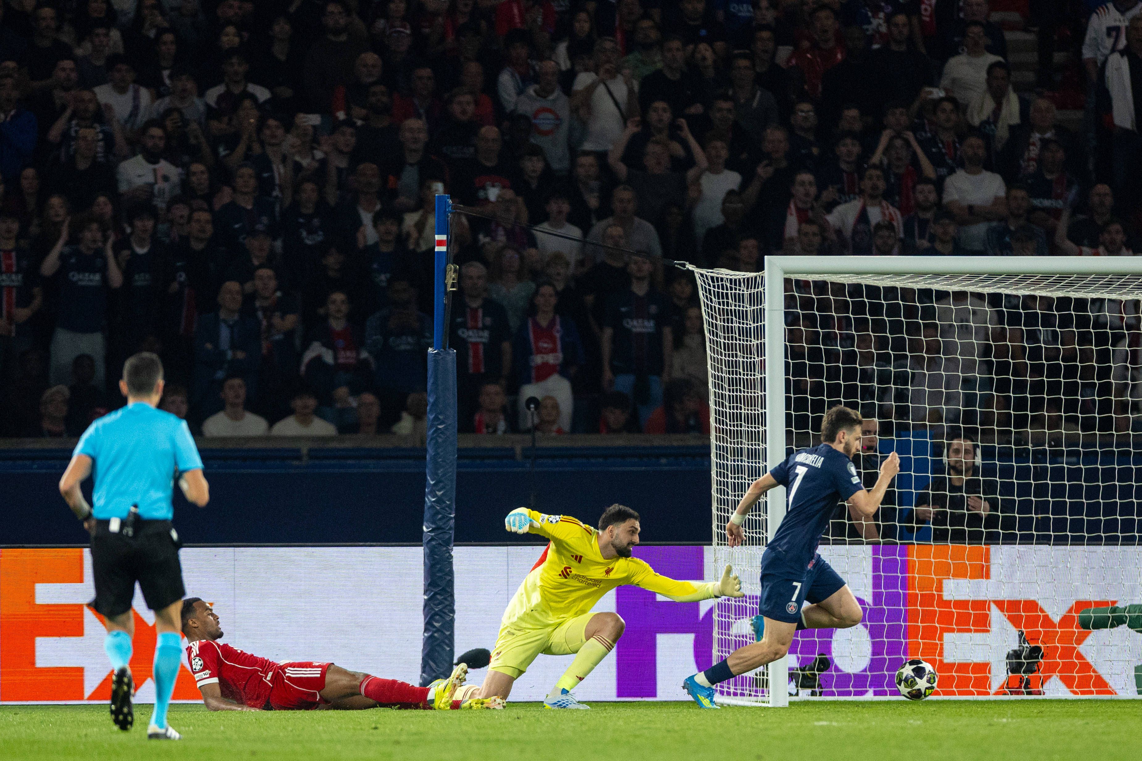 Khvicha Kvaratskhelia tanzt die Liverpool-Abwehr aus