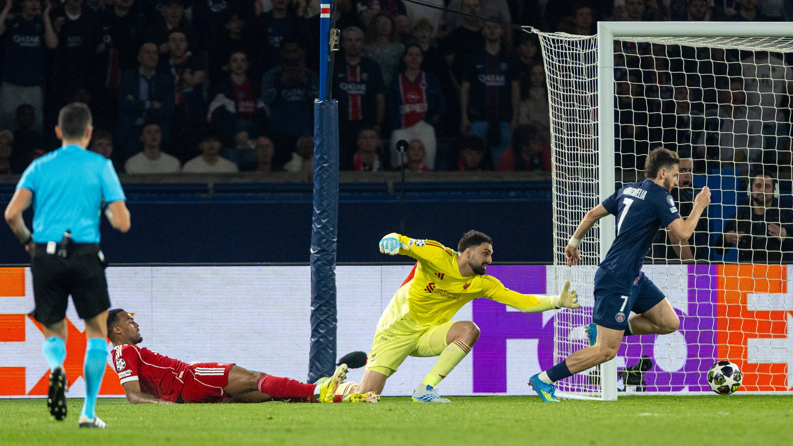 Khvicha Kvaratskhelia tanzt die Liverpool-Abwehr aus