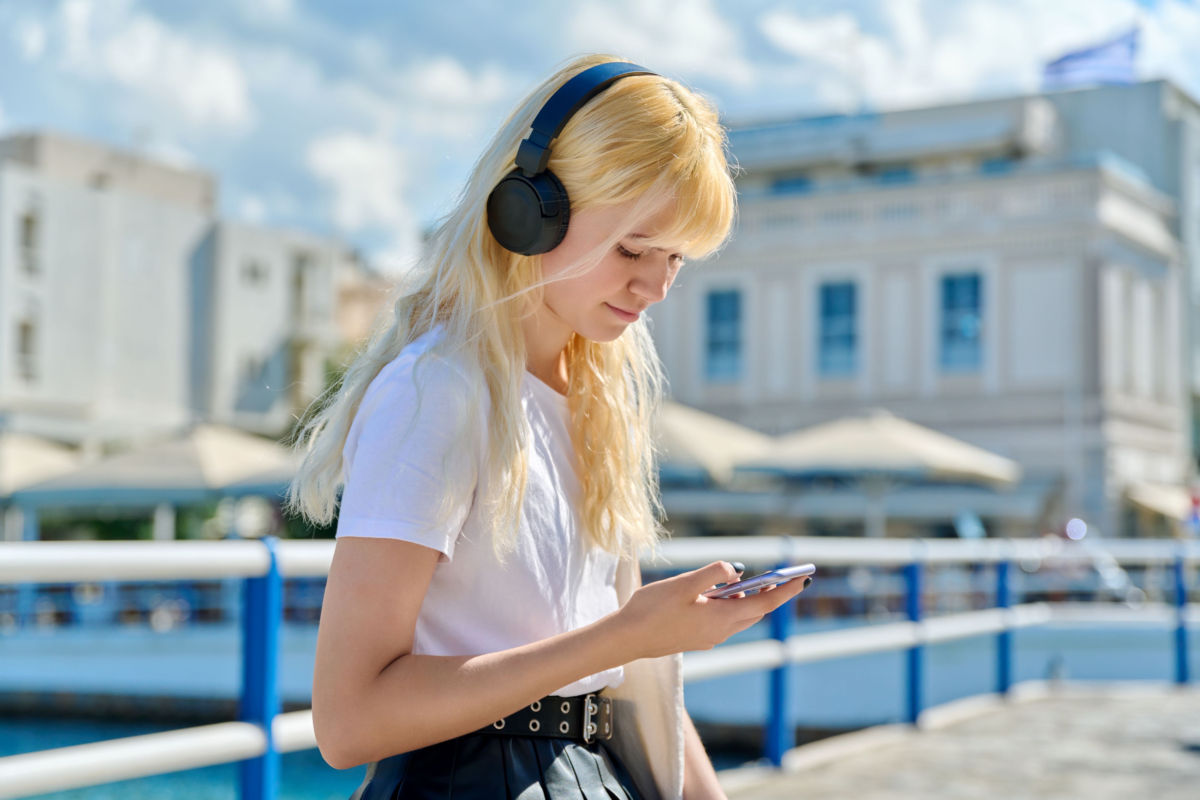 Eine junge Griechin benutzt ihr Smartphone (Symbolbild)